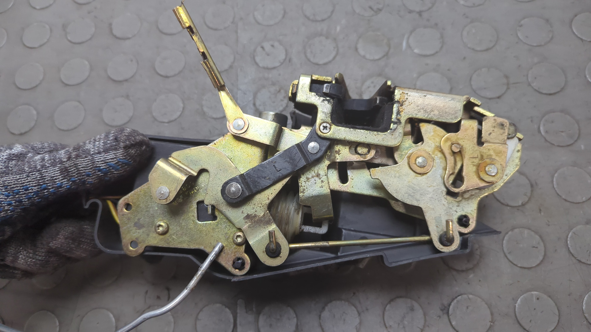 Замок двери задней левой