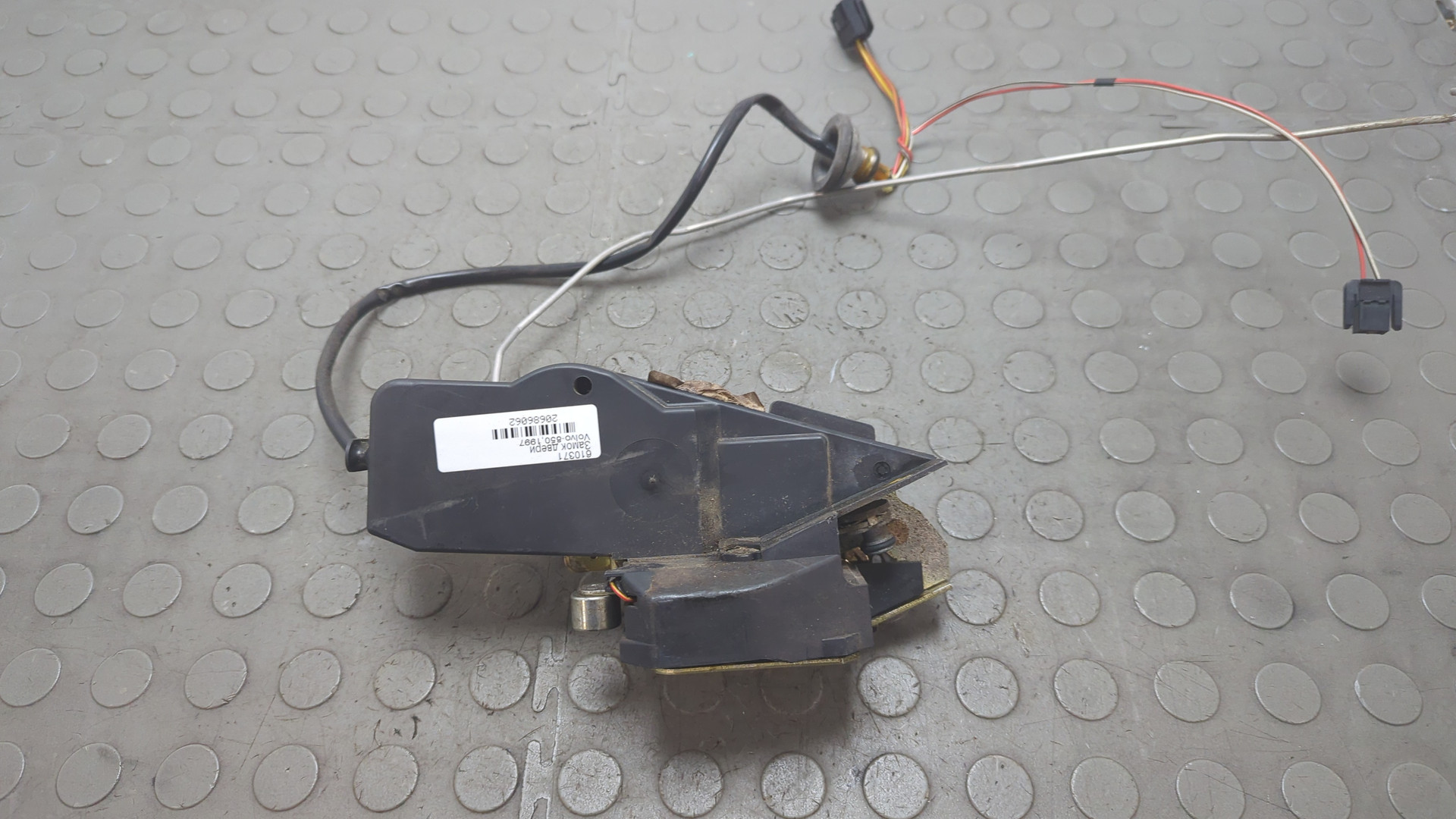 Замок двери задней левой