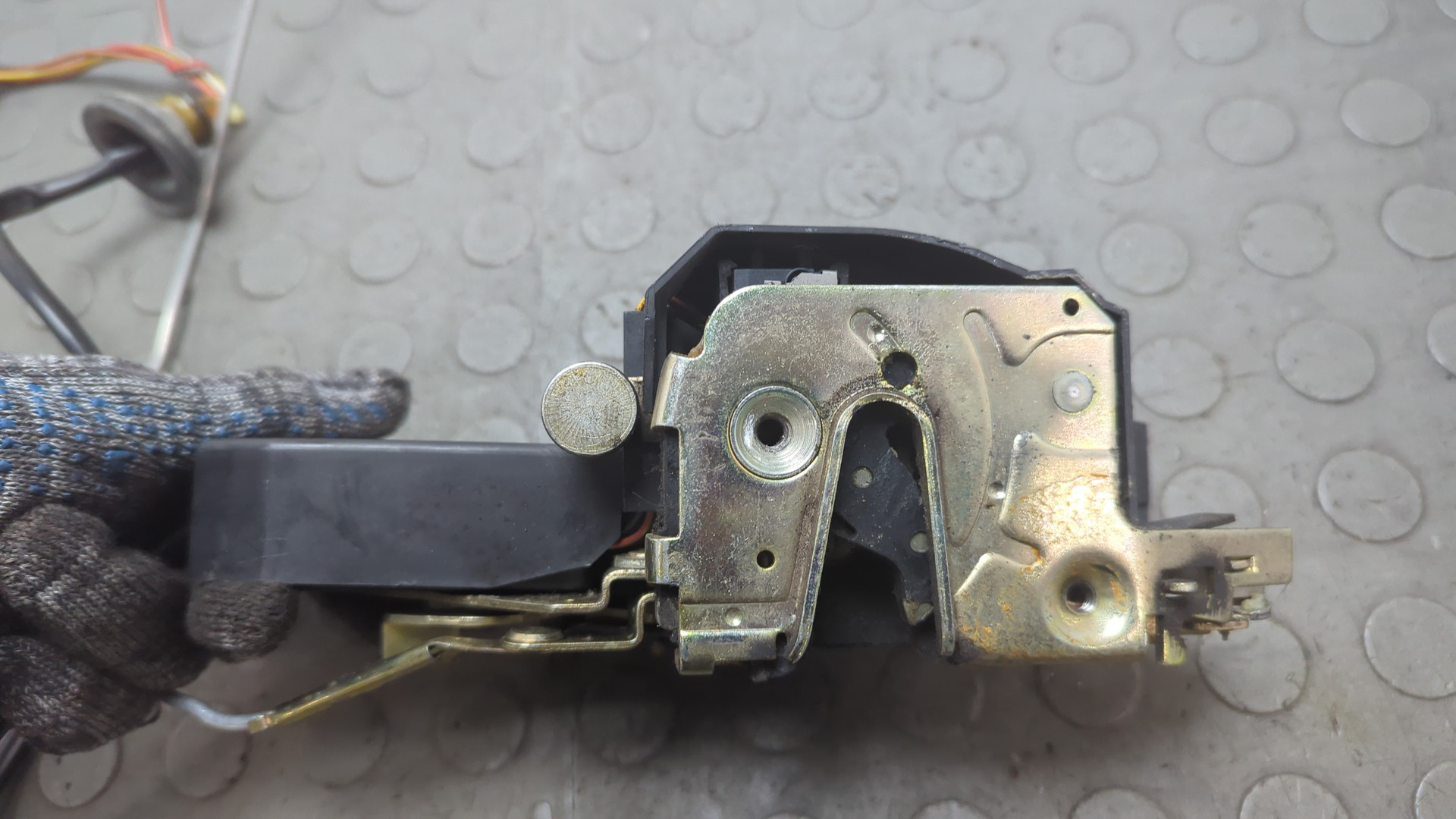 Замок двери задней левой