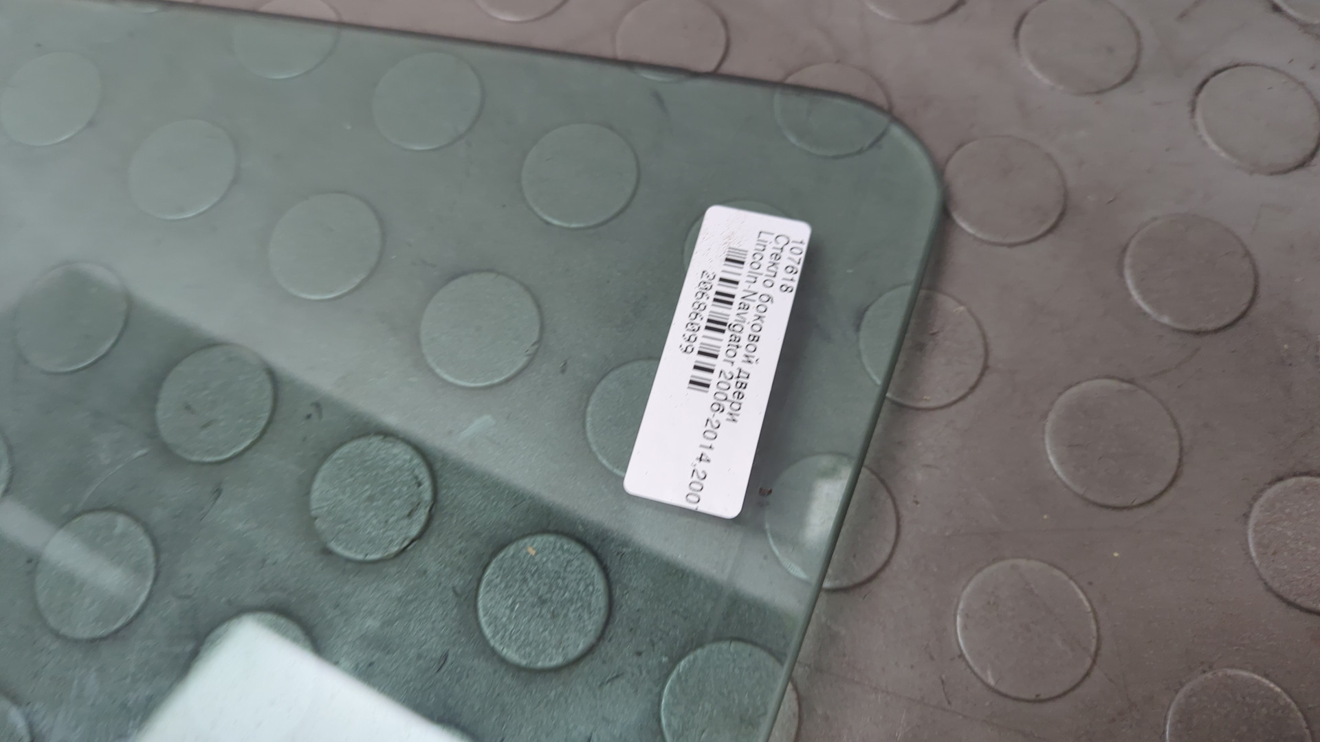 Стекло двери передней левой