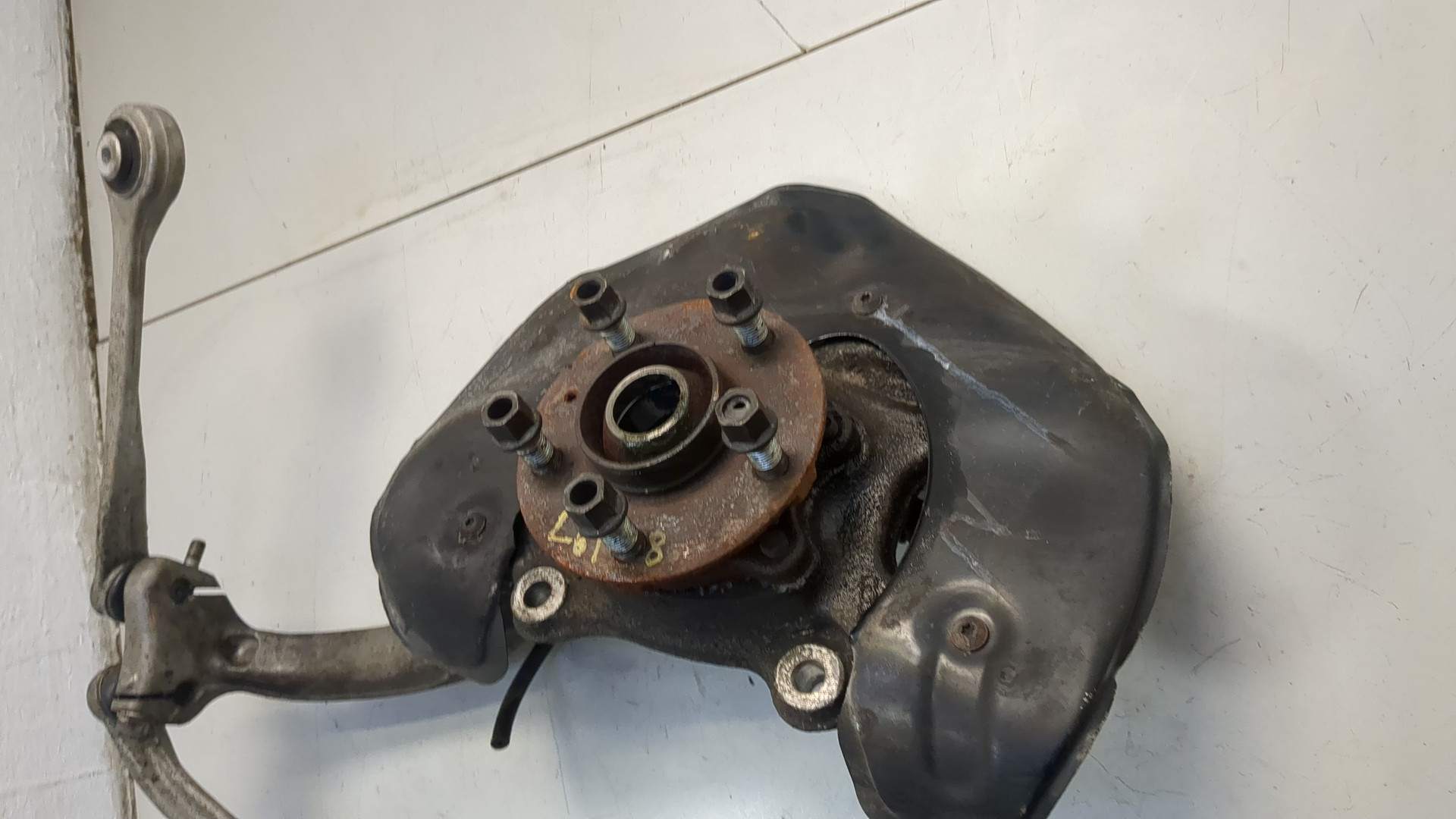 Кулак поворотный передний правый