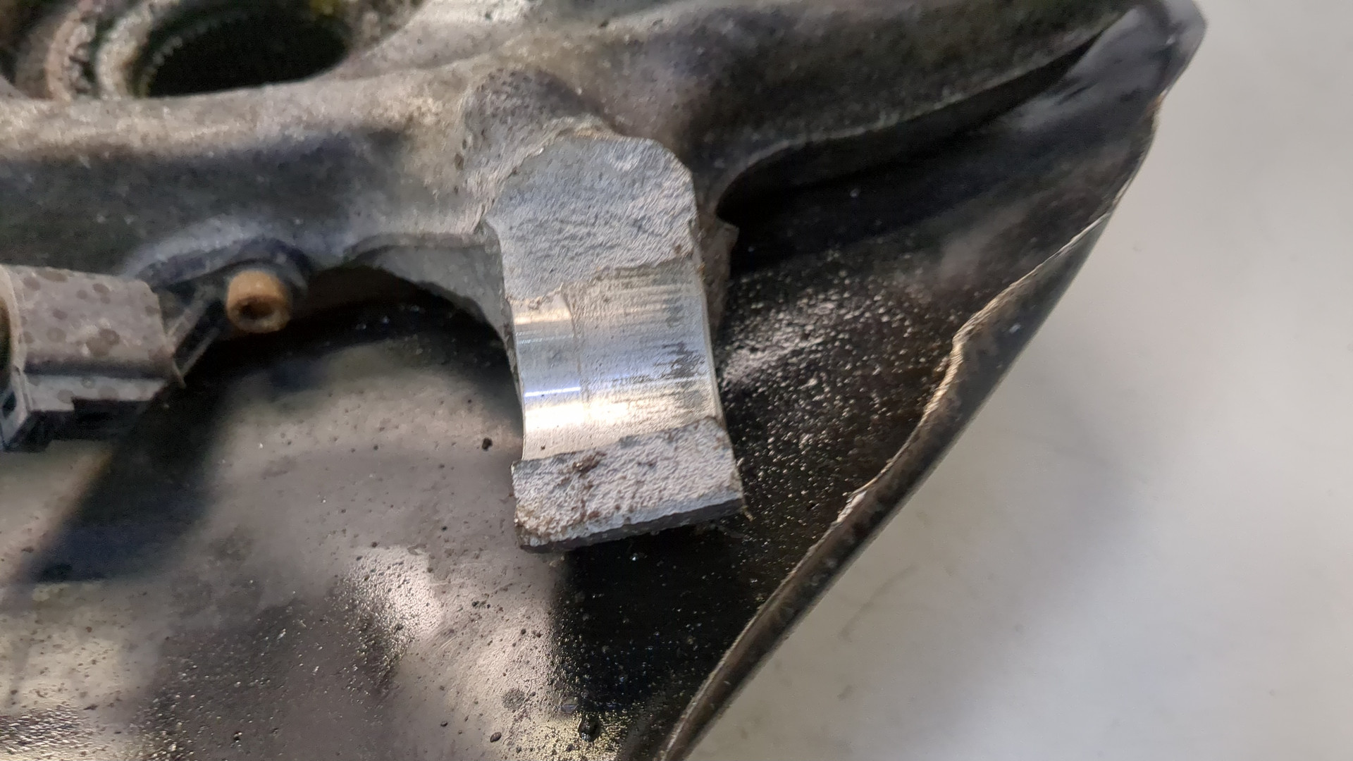 Кулак поворотный передний правый