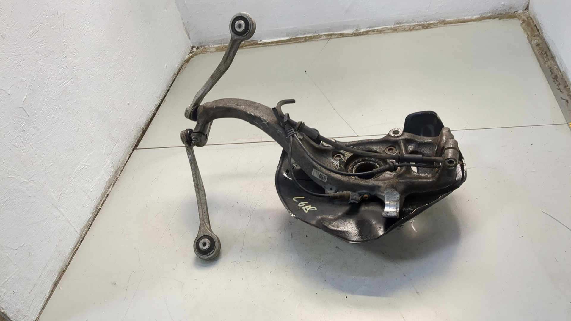 Кулак поворотный передний правый