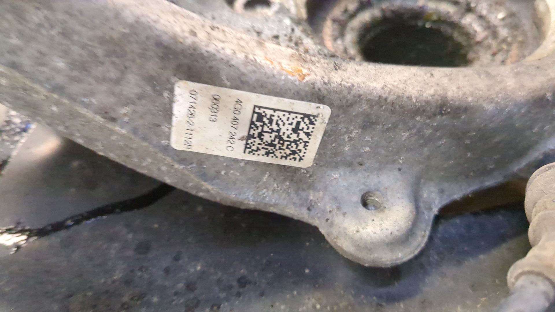 Кулак поворотный передний правый