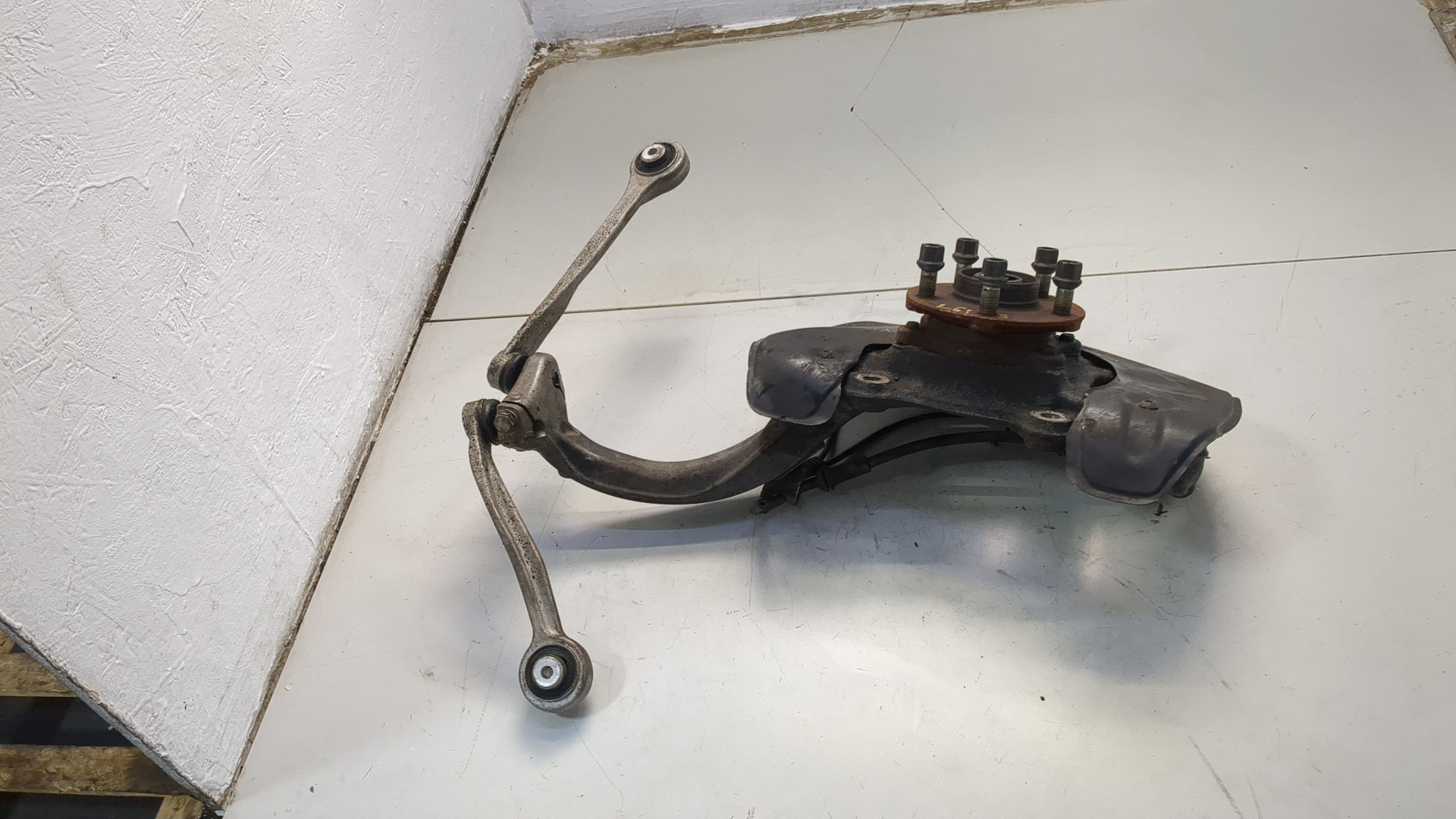 Кулак поворотный передний правый