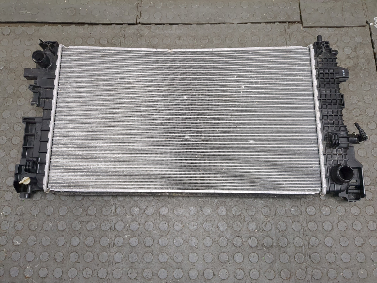 Радиатор охлаждения двигателя основной