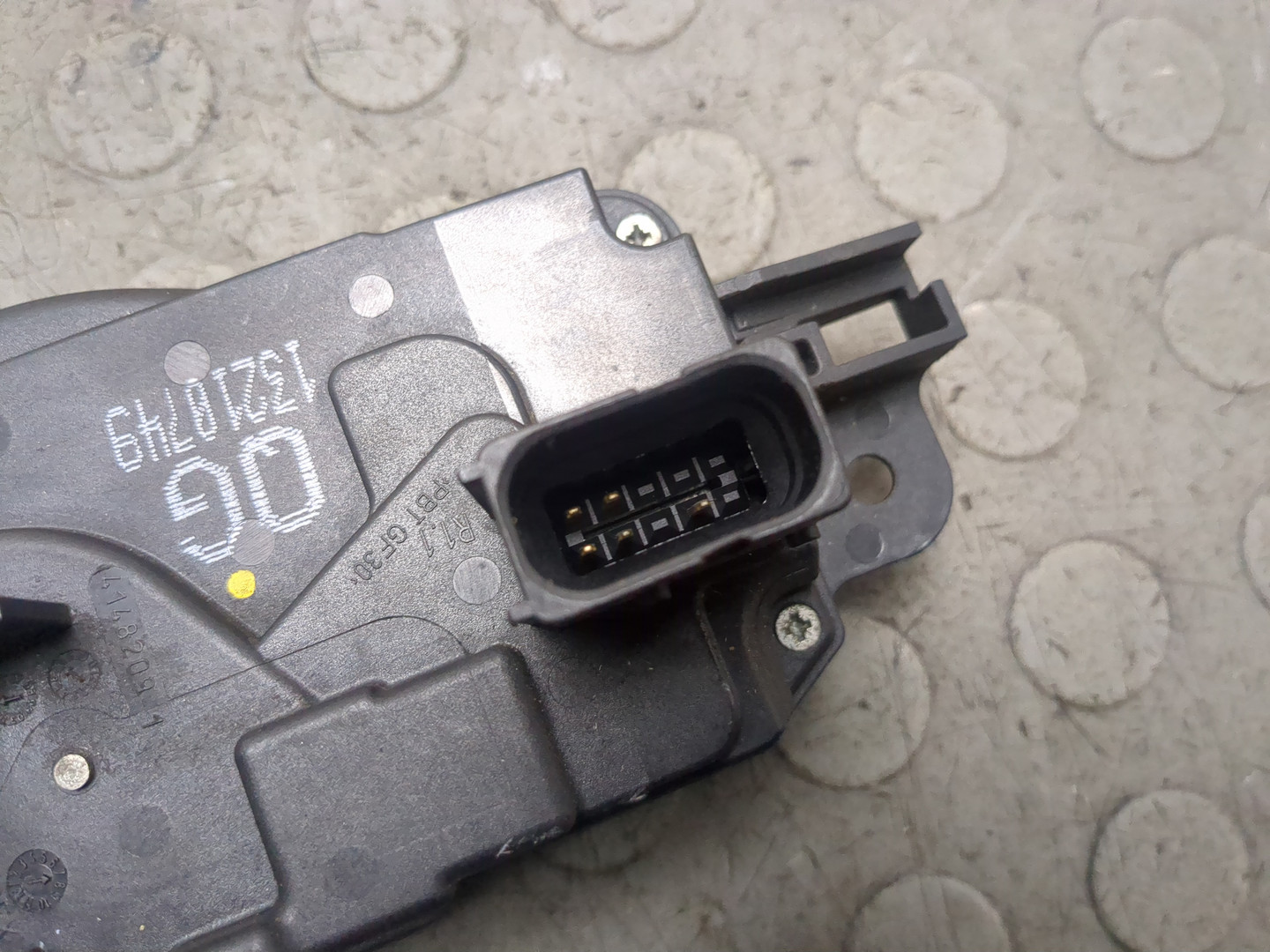 Замок двери передней правой