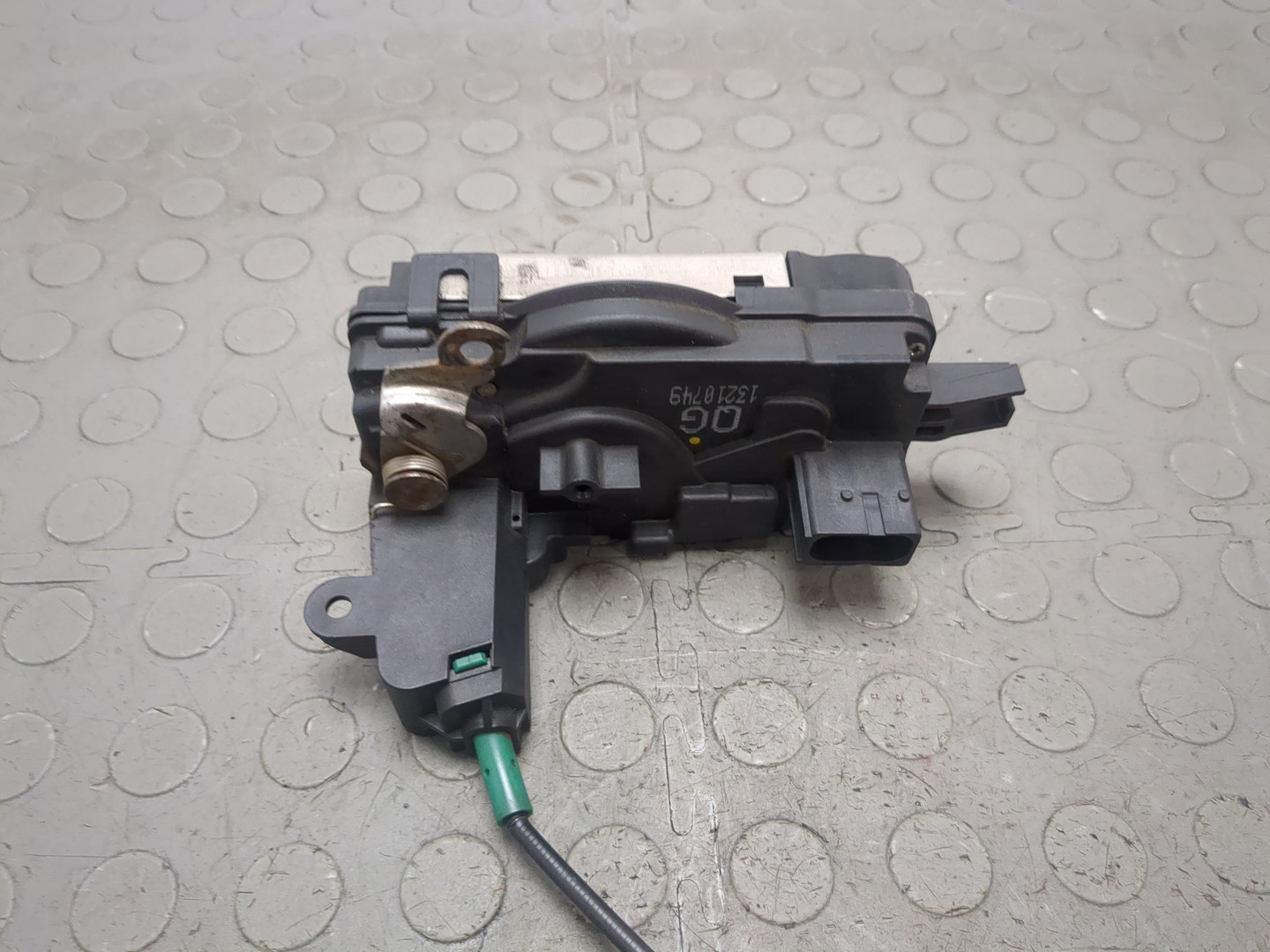 Замок двери передней правой