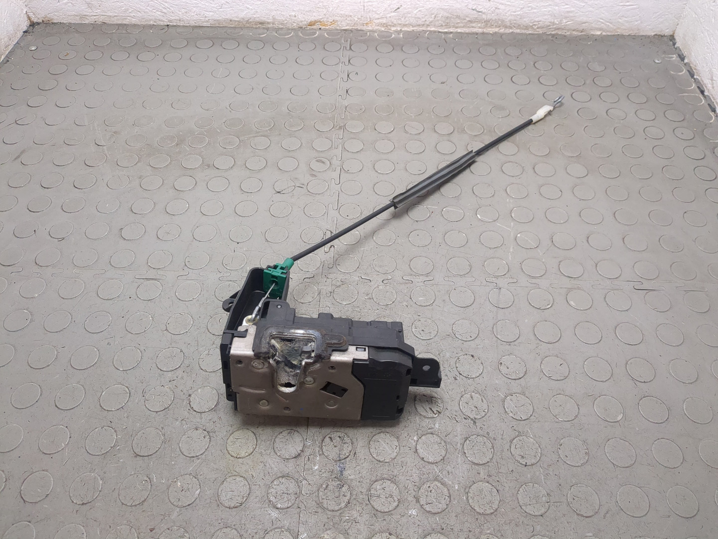 Замок двери передней правой