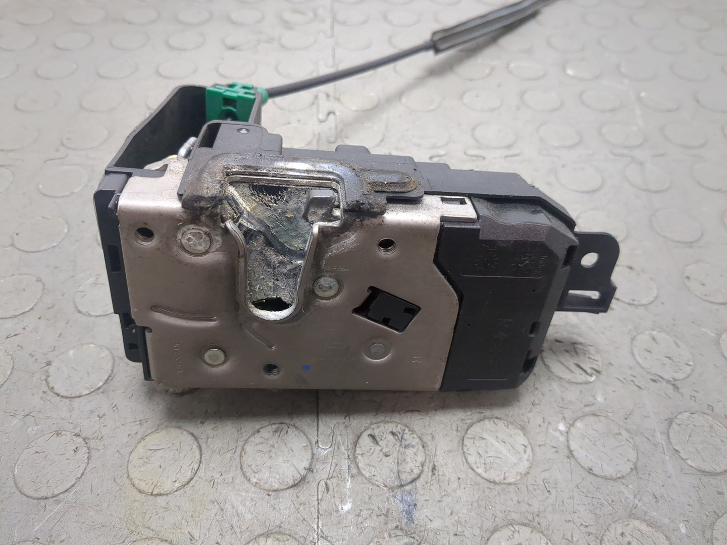 Замок двери передней правой