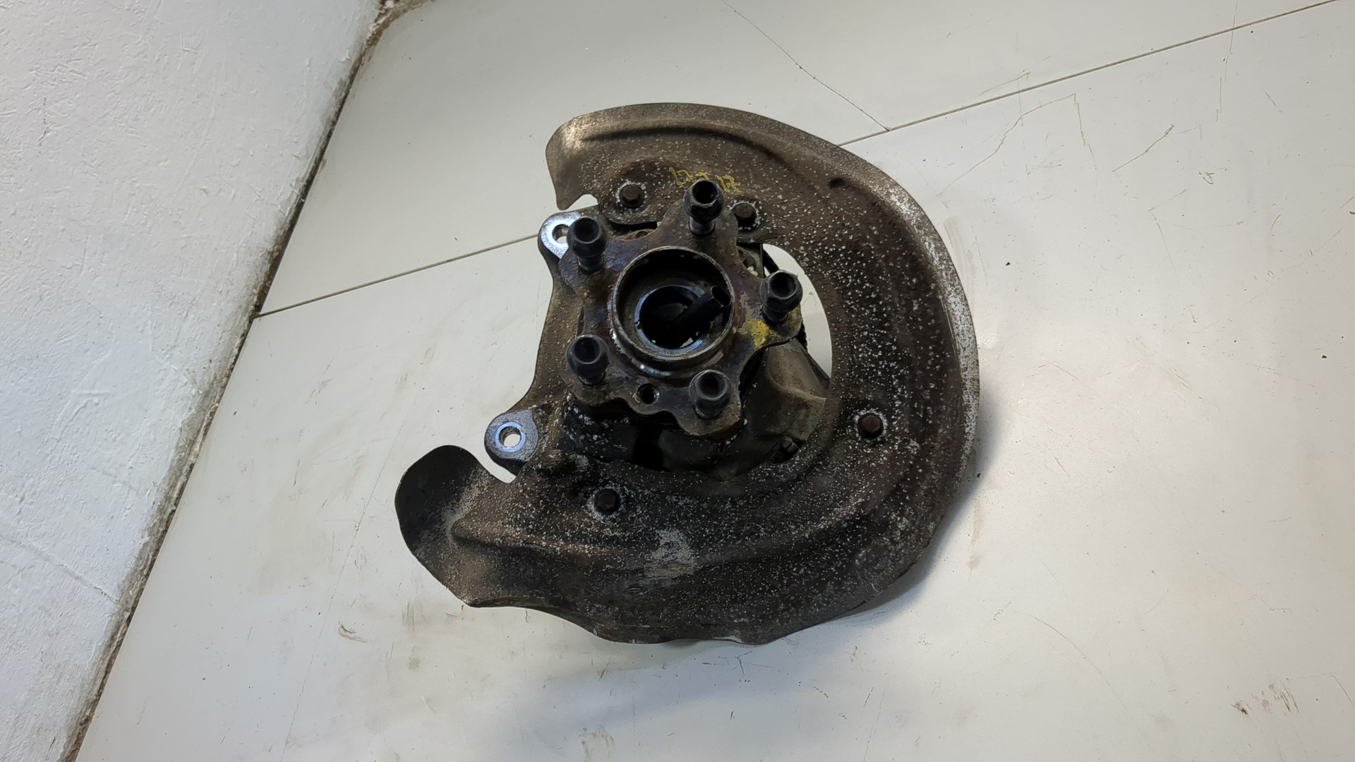 Кулак поворотный передний правый