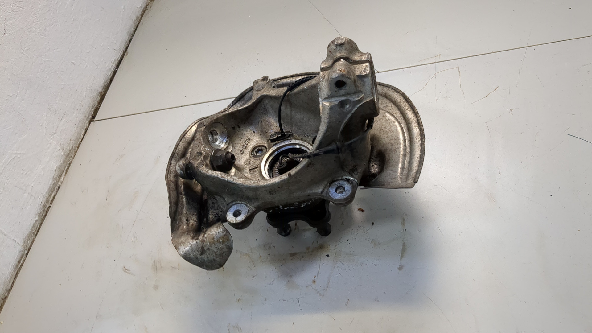 Кулак поворотный передний правый