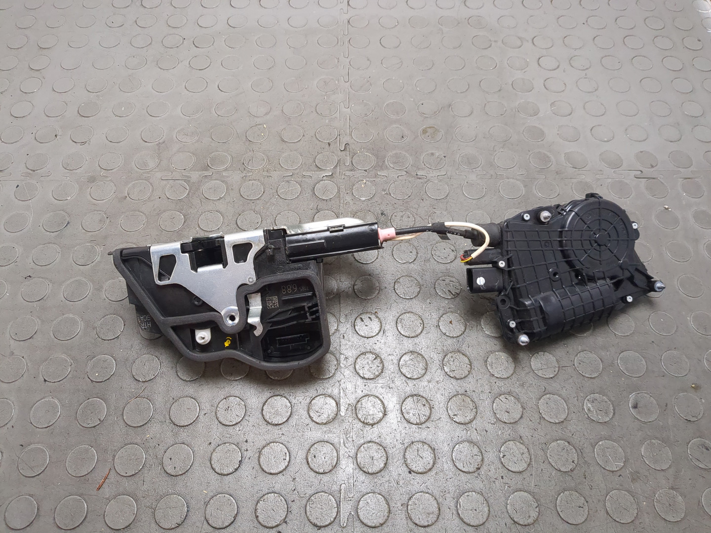 Замок двери задней правой