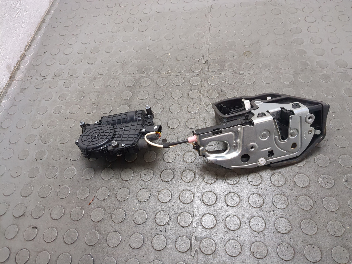 Замок двери задней правой