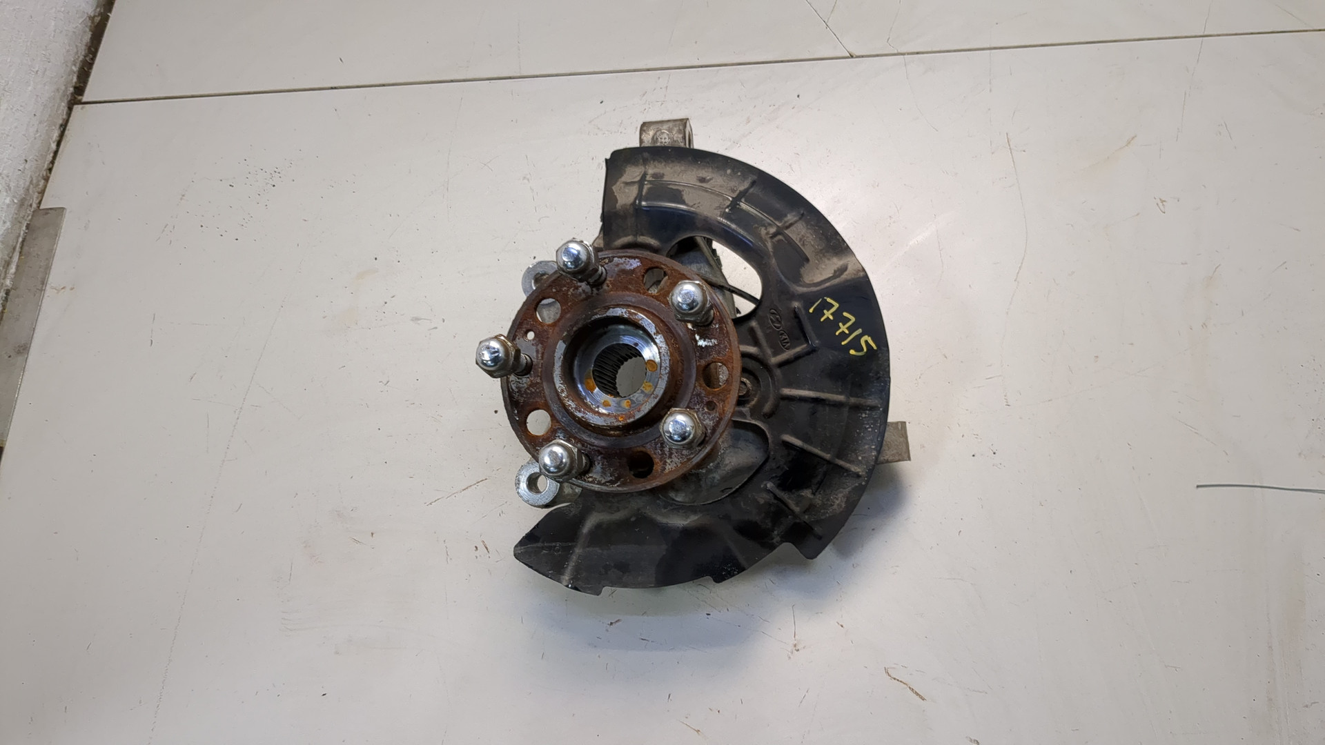 Кулак поворотный передний левый