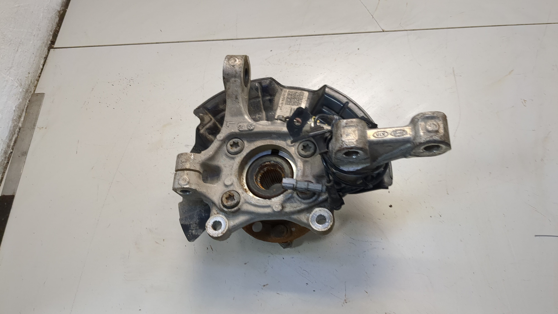 Кулак поворотный передний левый