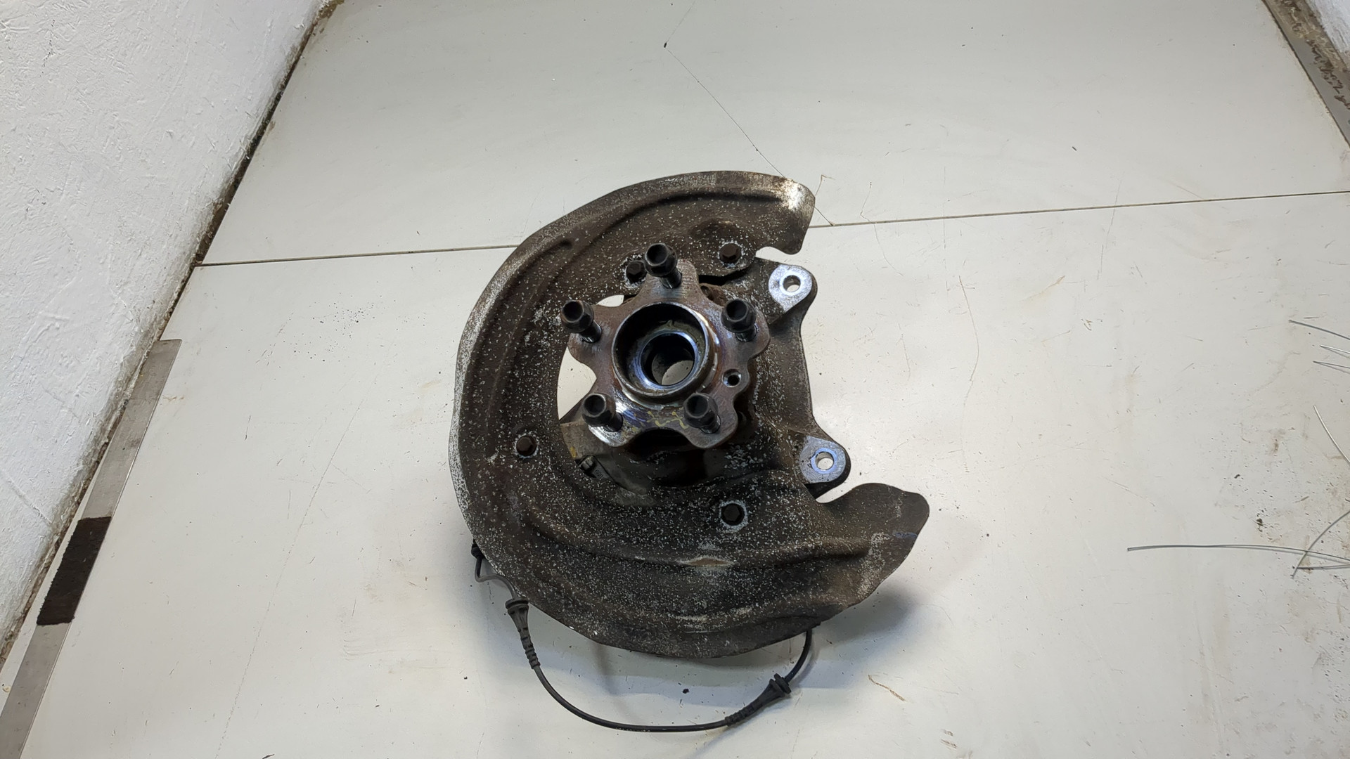 Кулак поворотный передний левый