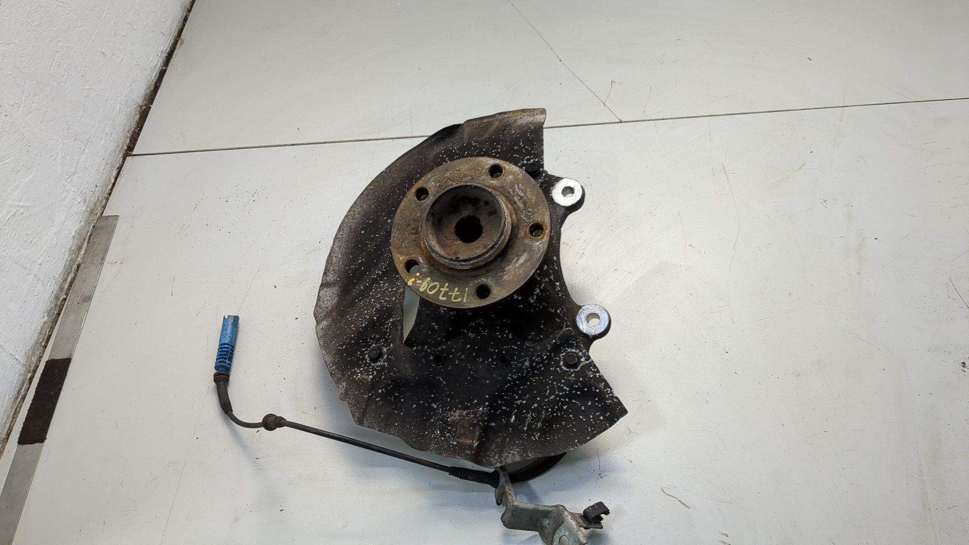 Кулак поворотный передний левый