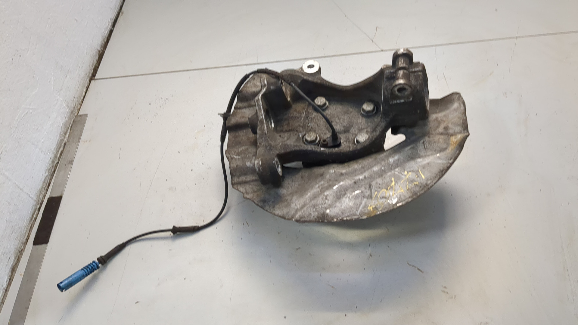 Кулак поворотный передний левый