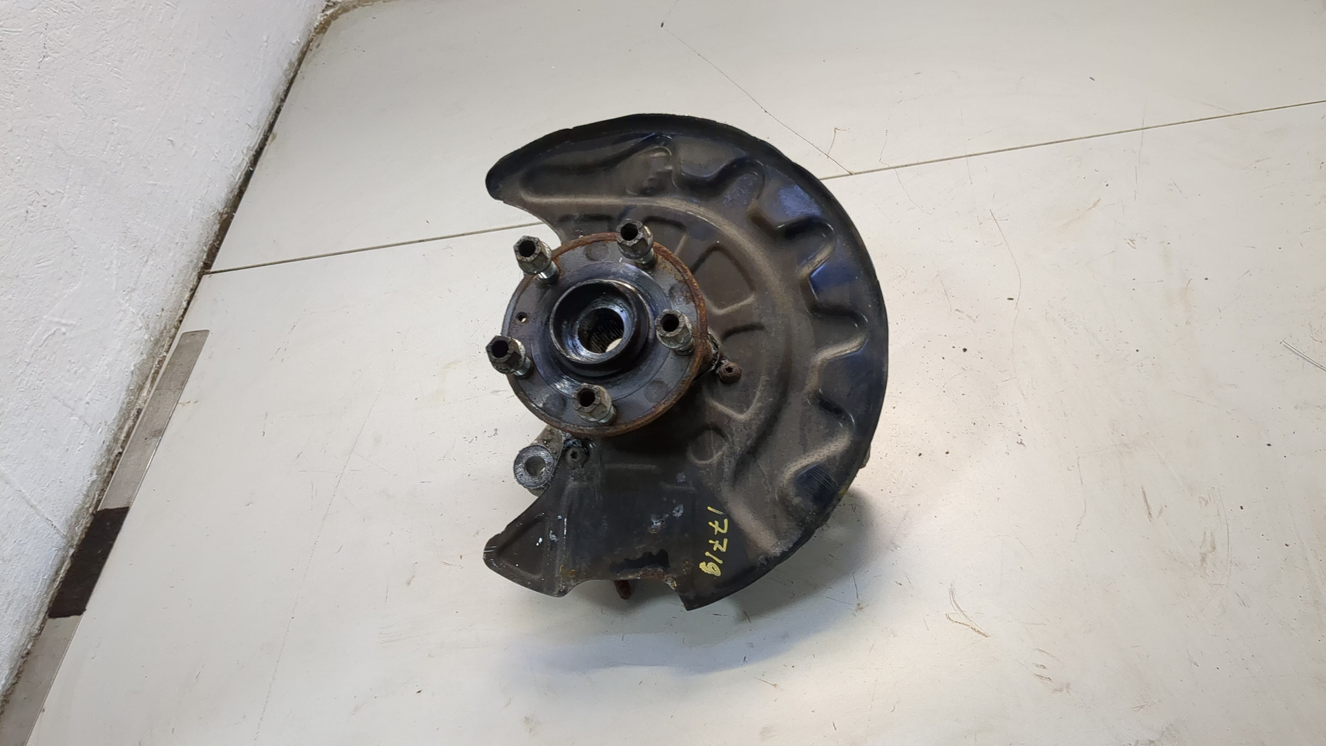 Кулак поворотный передний левый