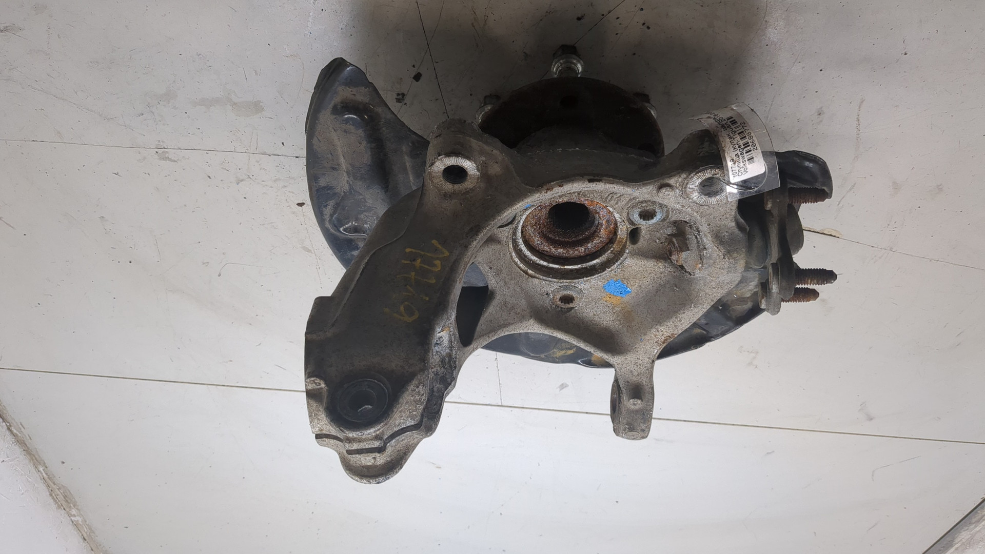 Кулак поворотный передний левый