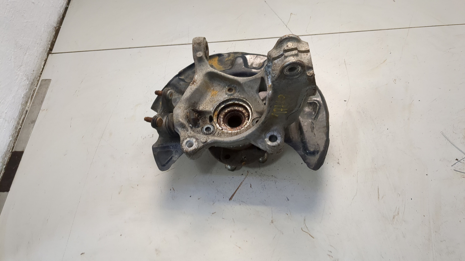 Кулак поворотный передний левый