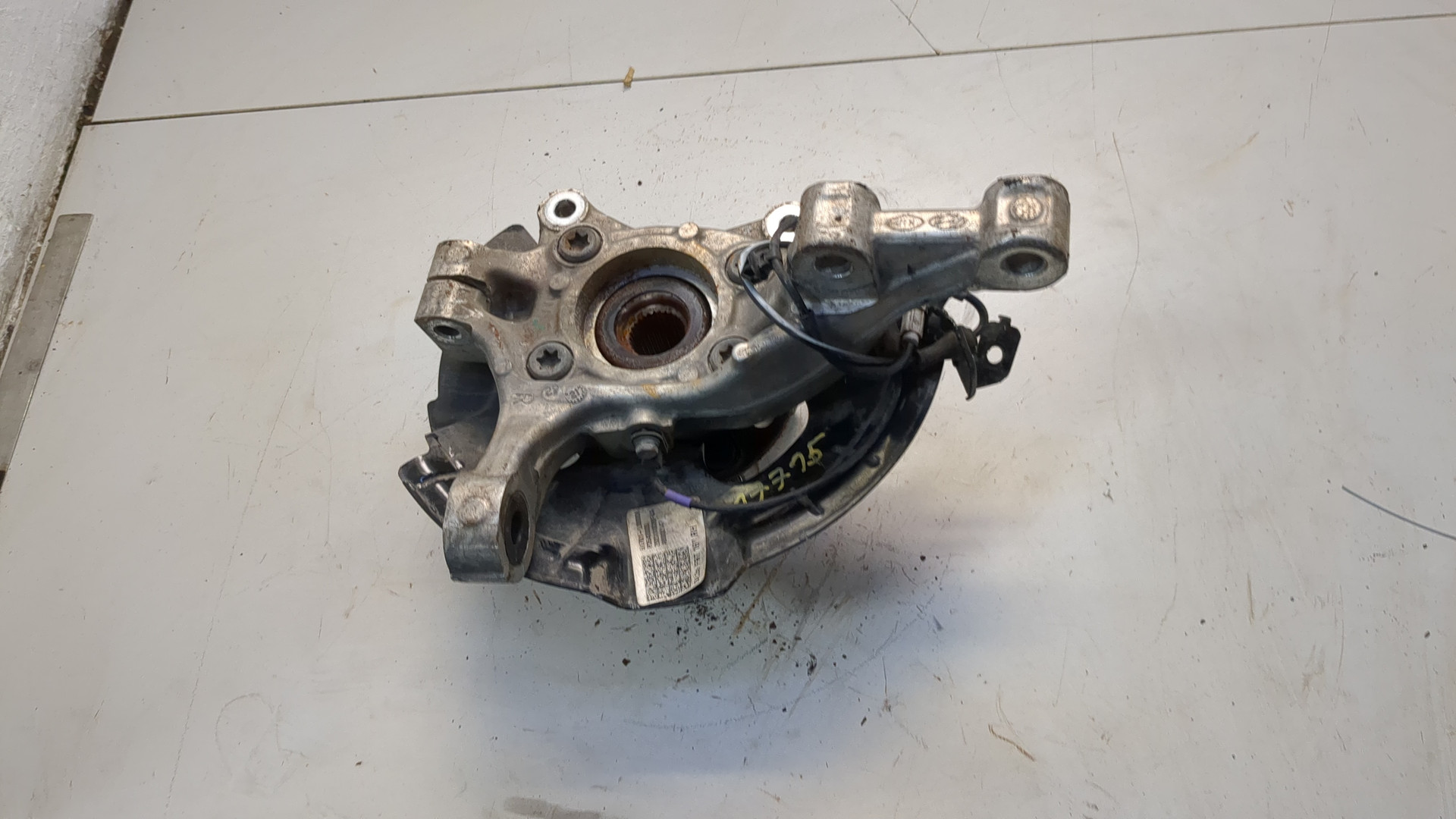 Кулак поворотный передний правый