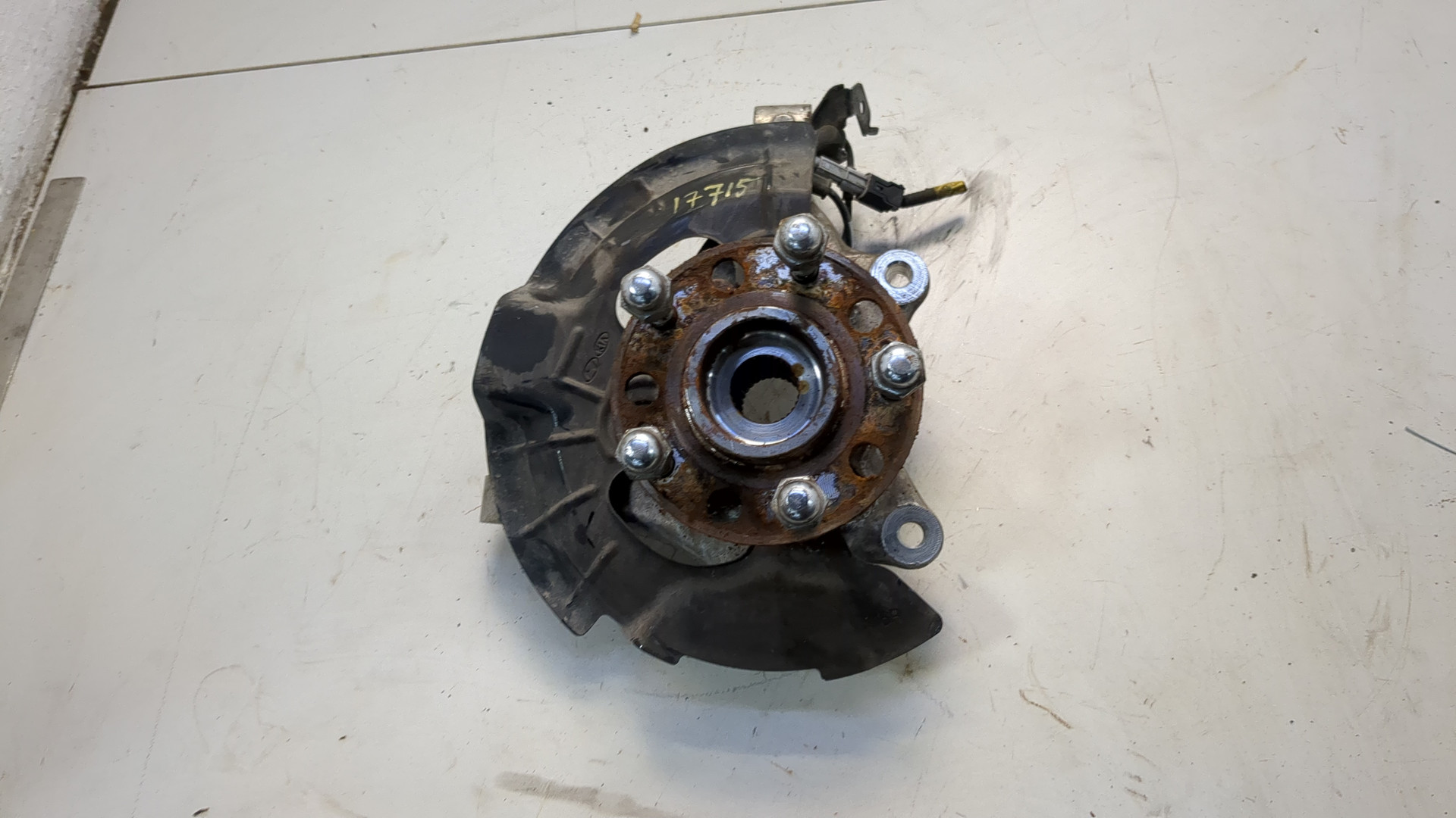 Кулак поворотный передний правый