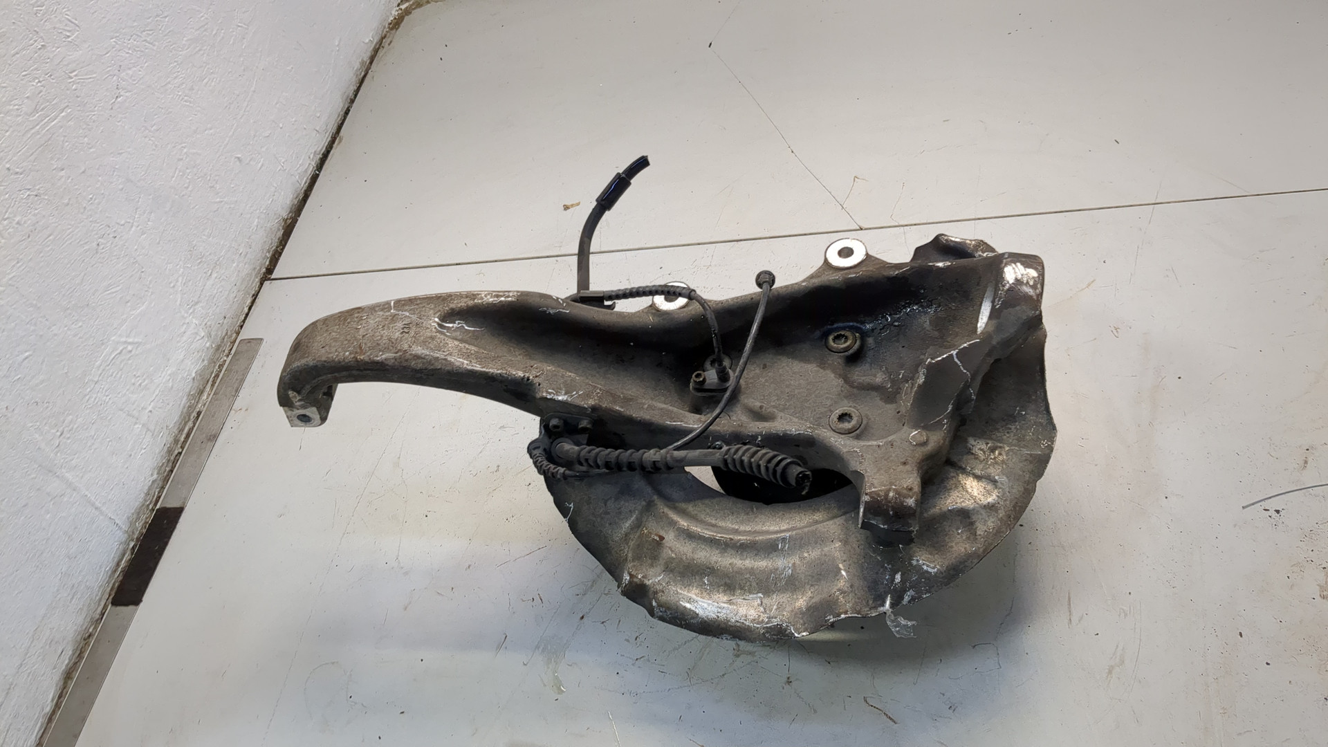 Кулак поворотный передний правый