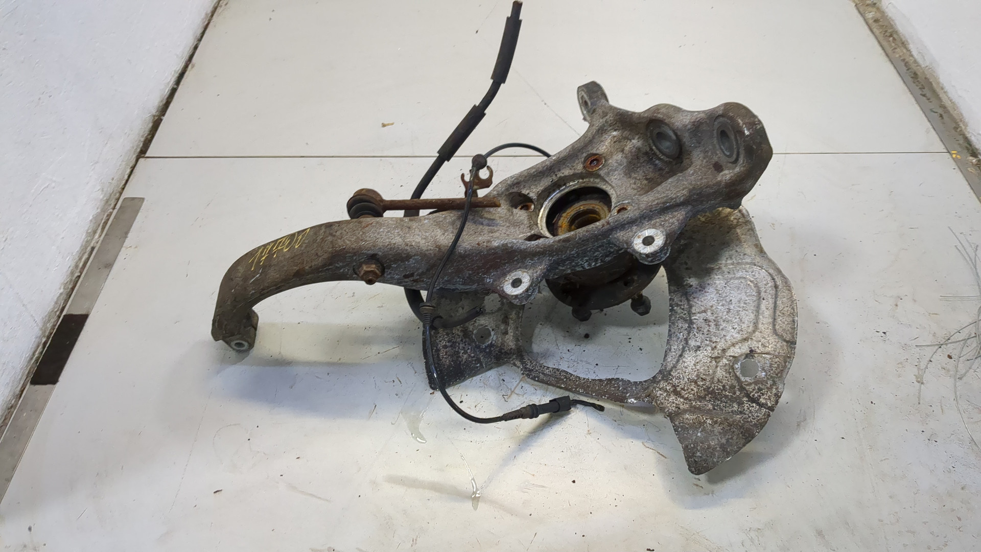 Кулак поворотный передний левый