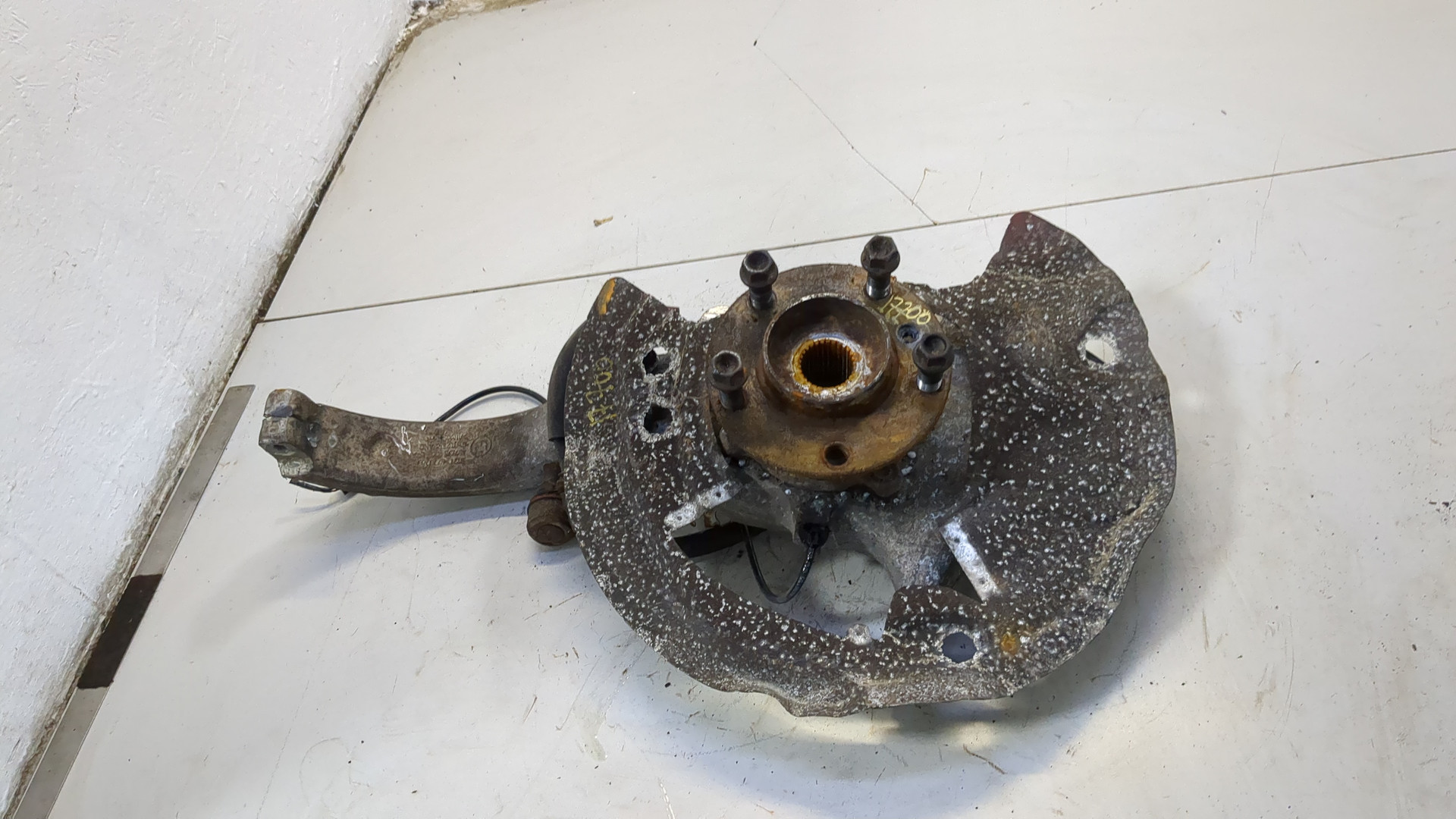 Кулак поворотный передний левый