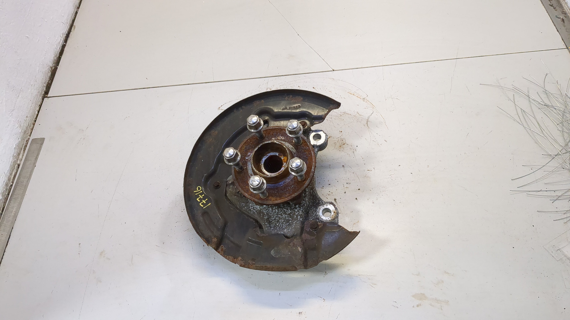 Кулак поворотный передний правый