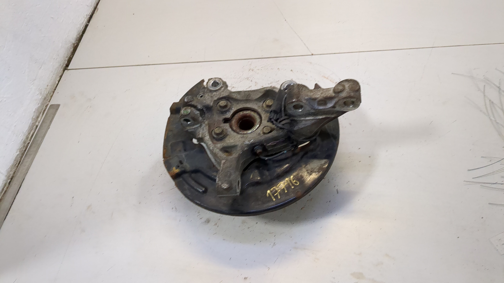 Кулак поворотный передний правый