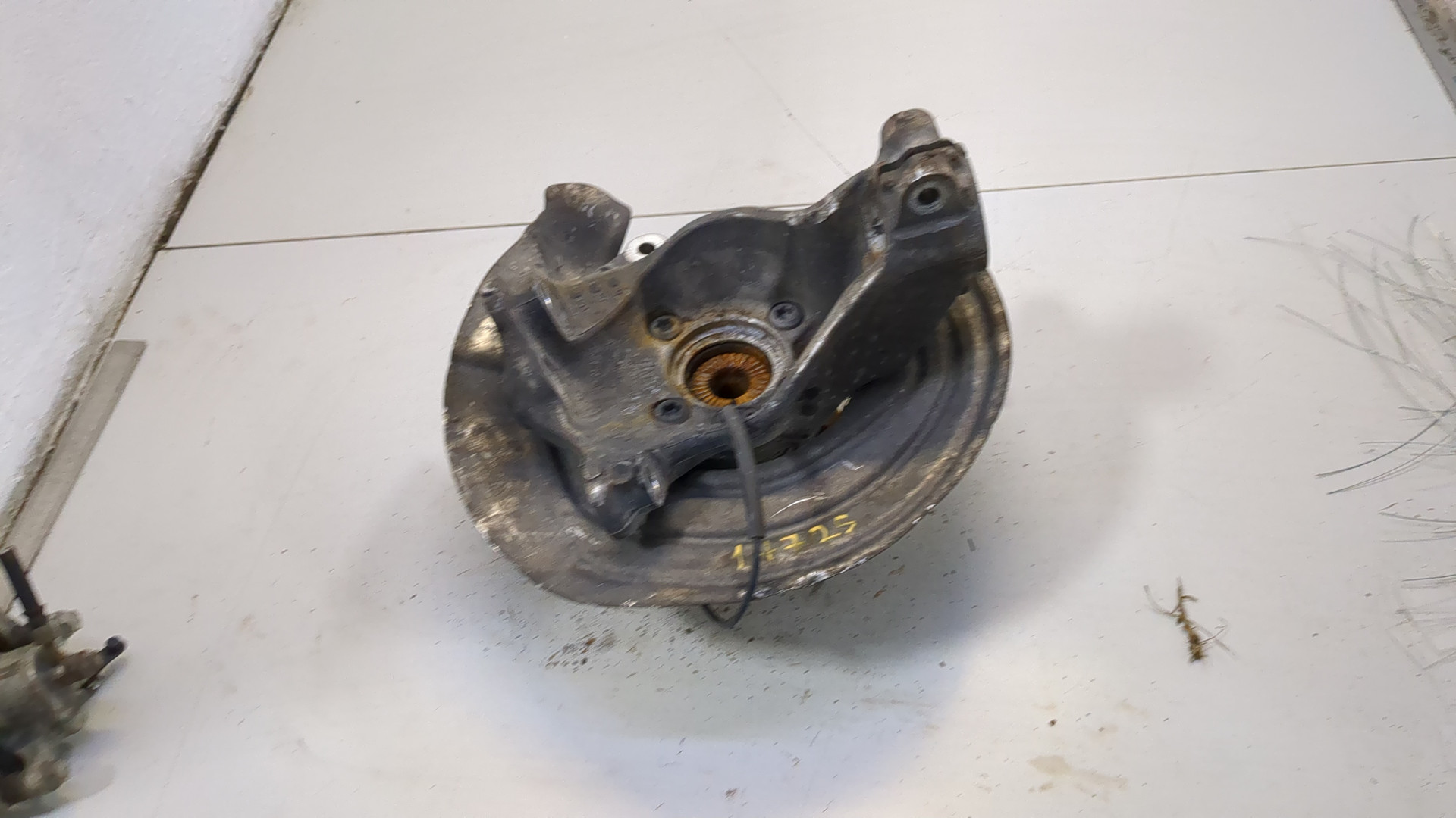 Кулак поворотный передний левый