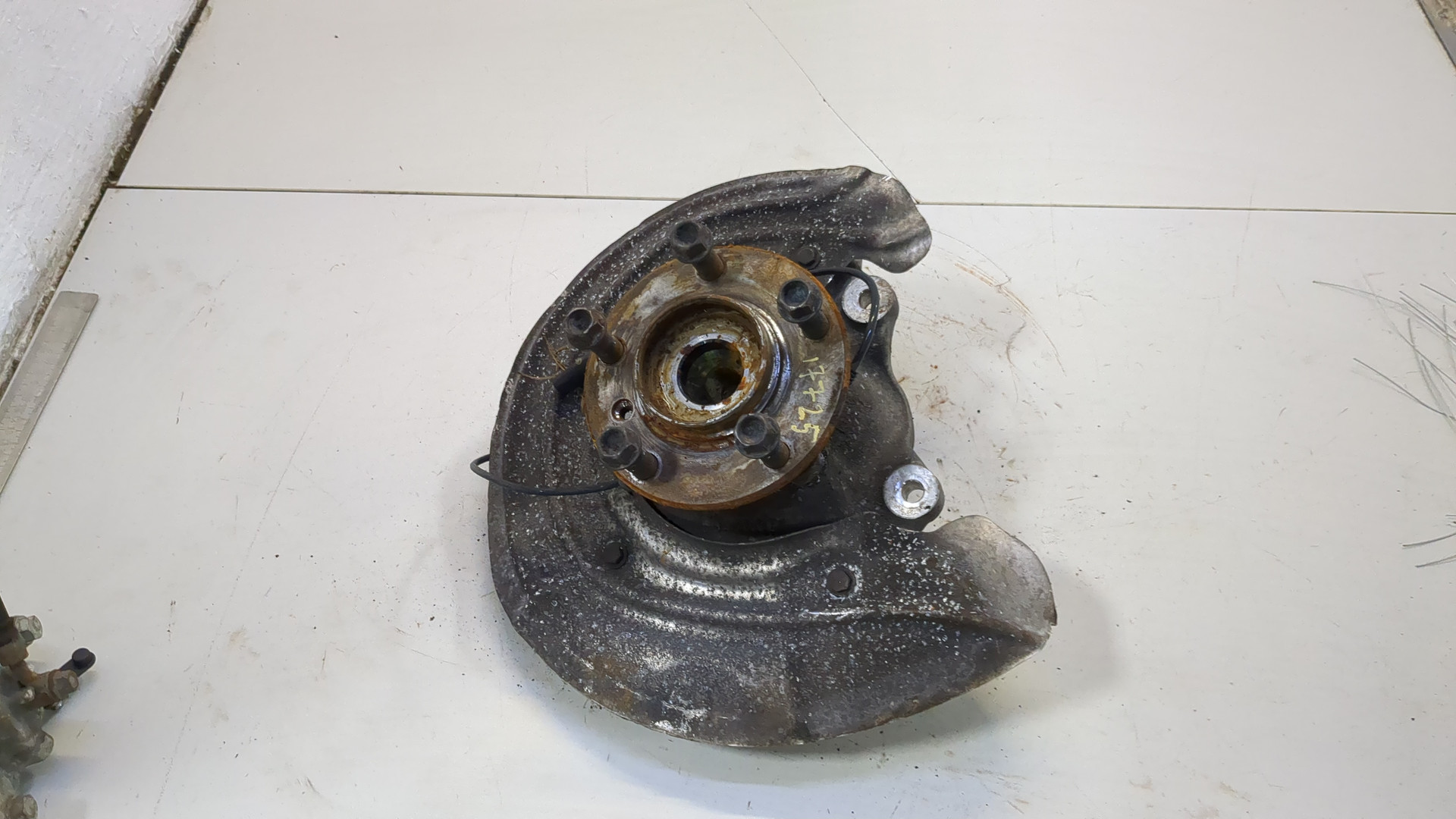 Кулак поворотный передний левый