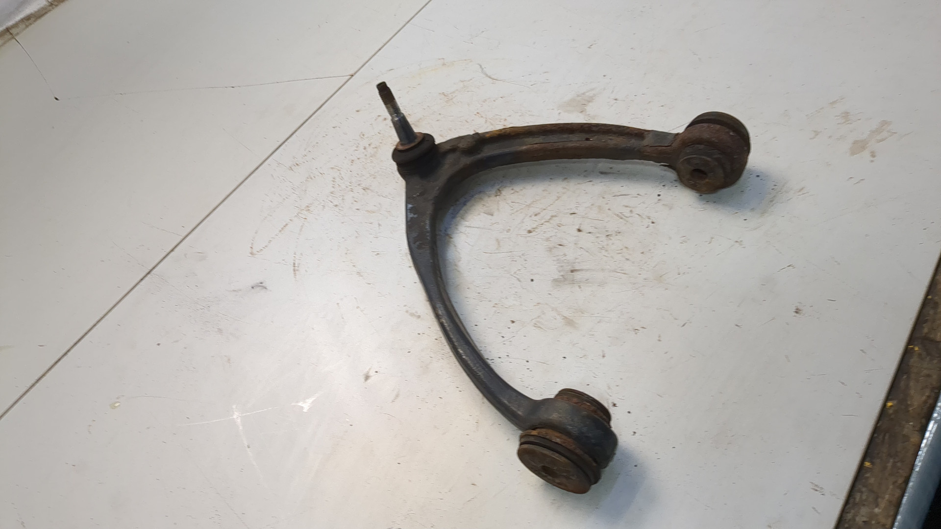 Рычаг передний левый