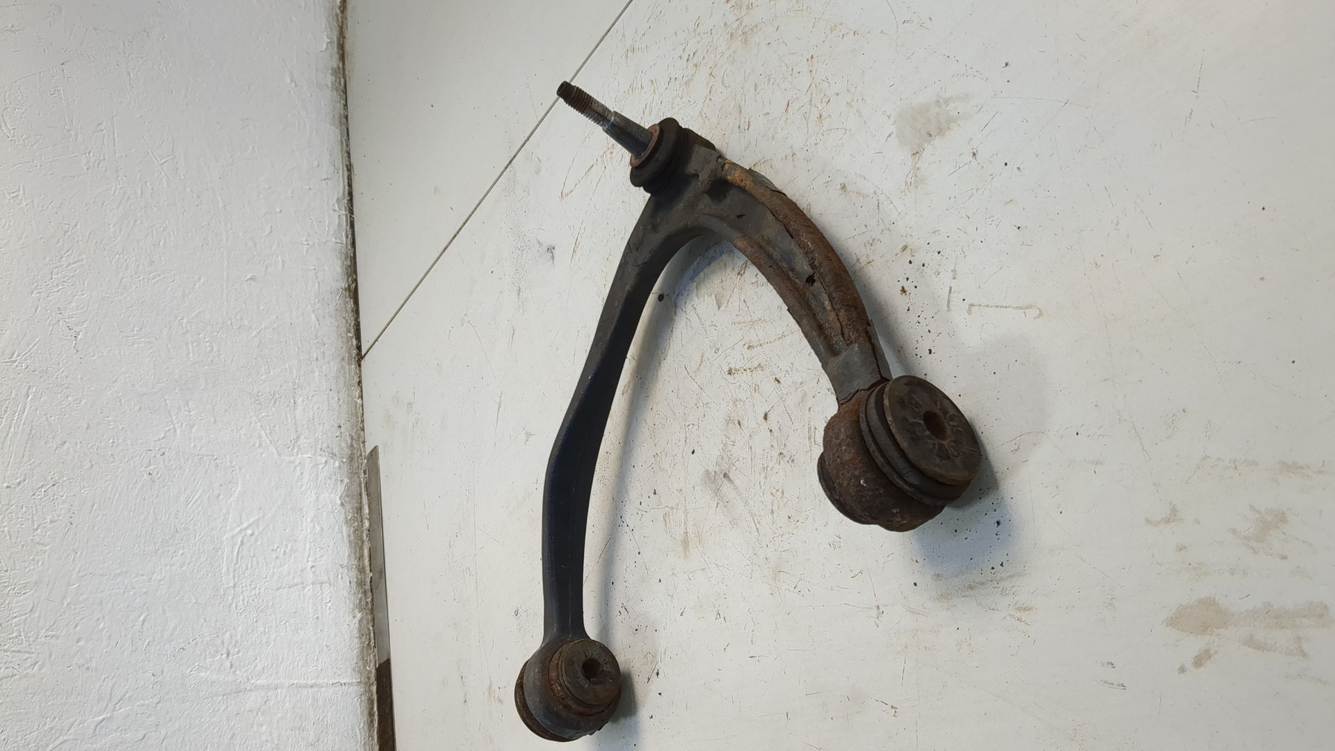 Рычаг передний левый