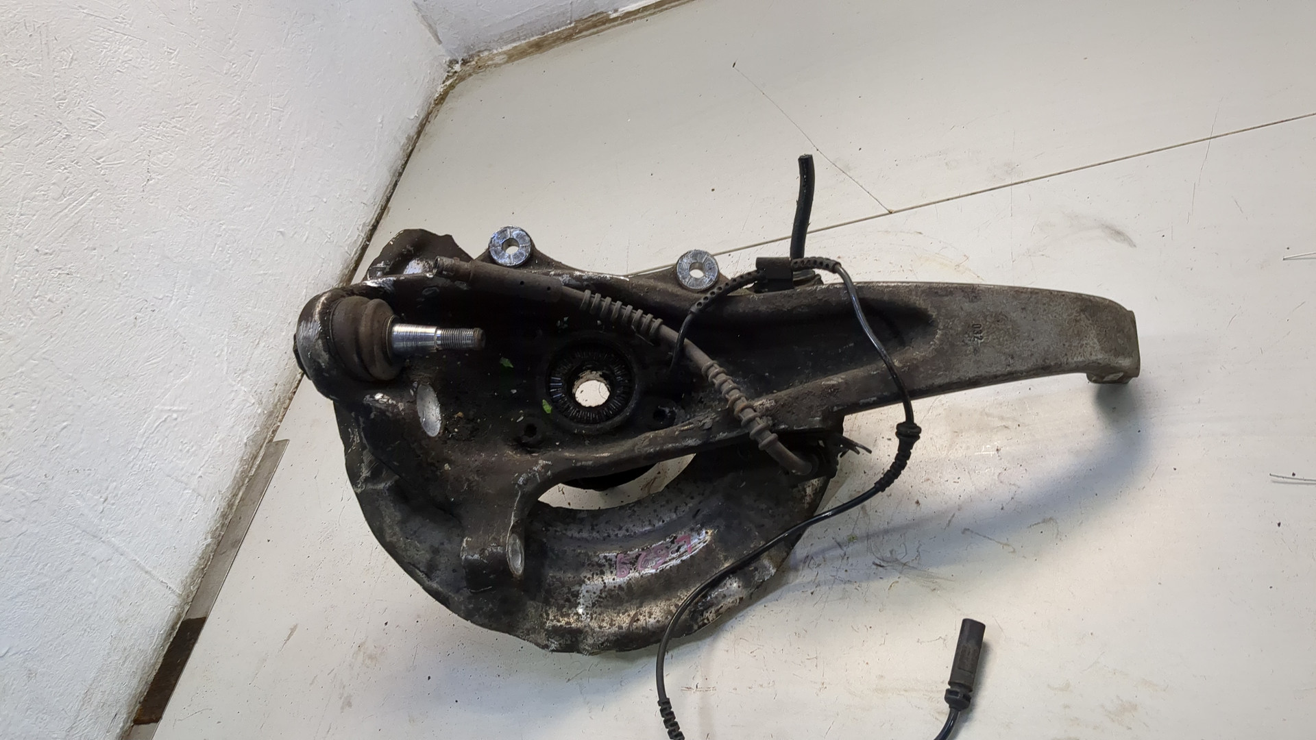 Кулак поворотный передний левый