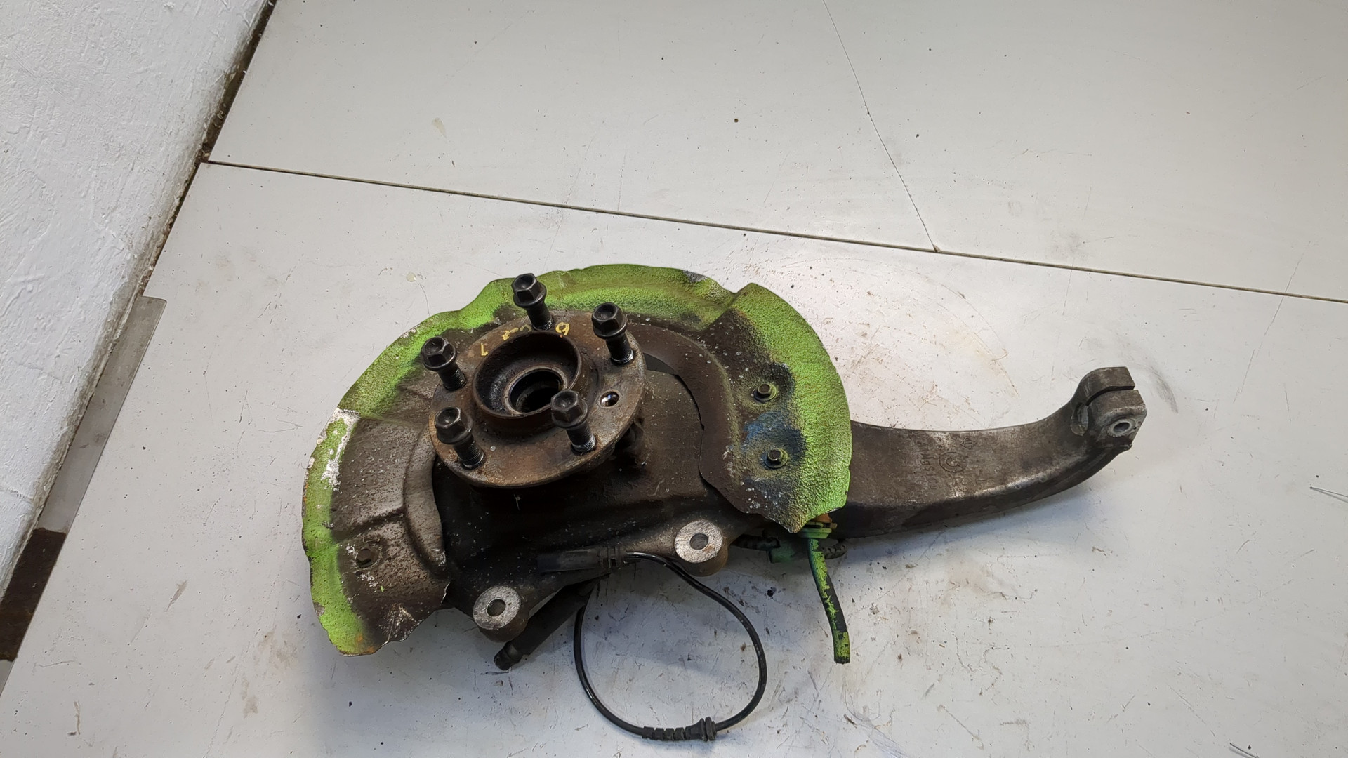 Кулак поворотный передний левый