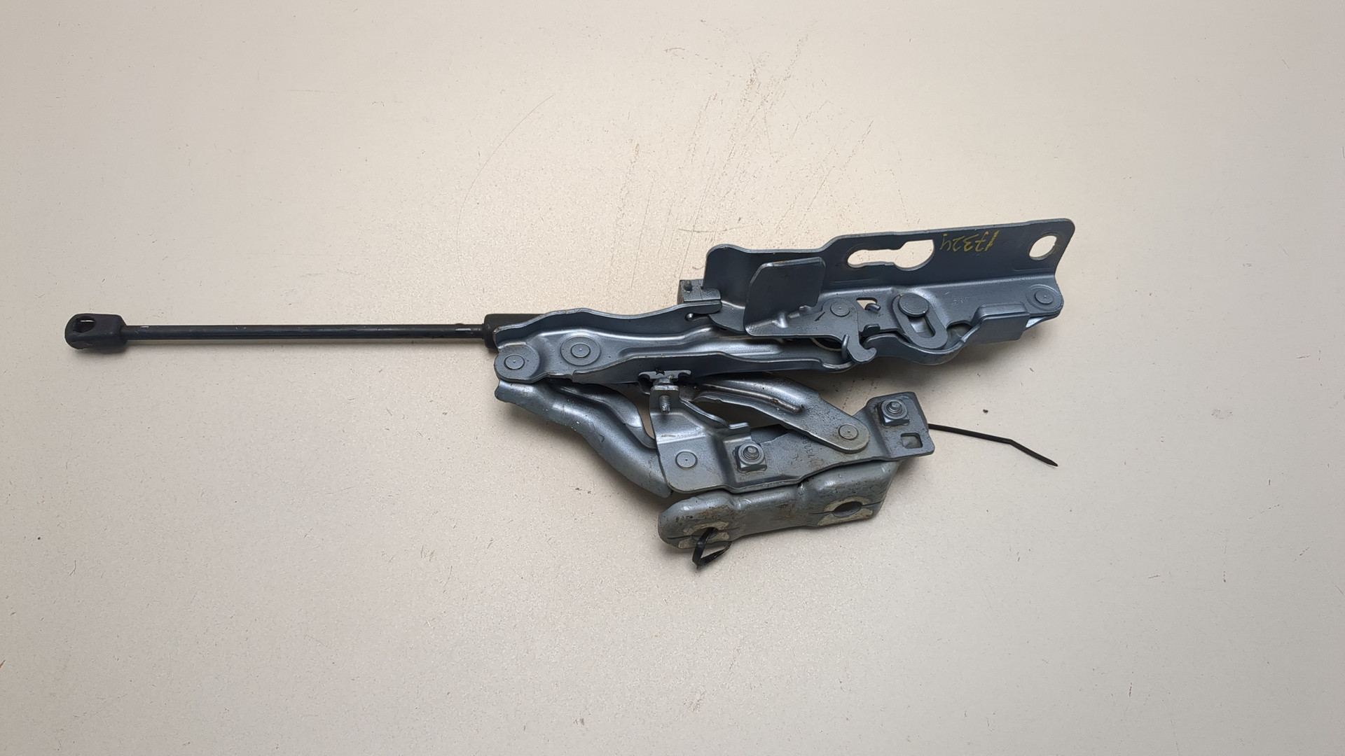 Петля капота левая