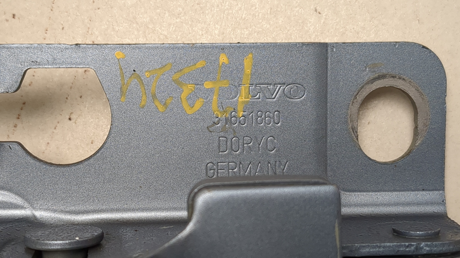 Петля капота левая