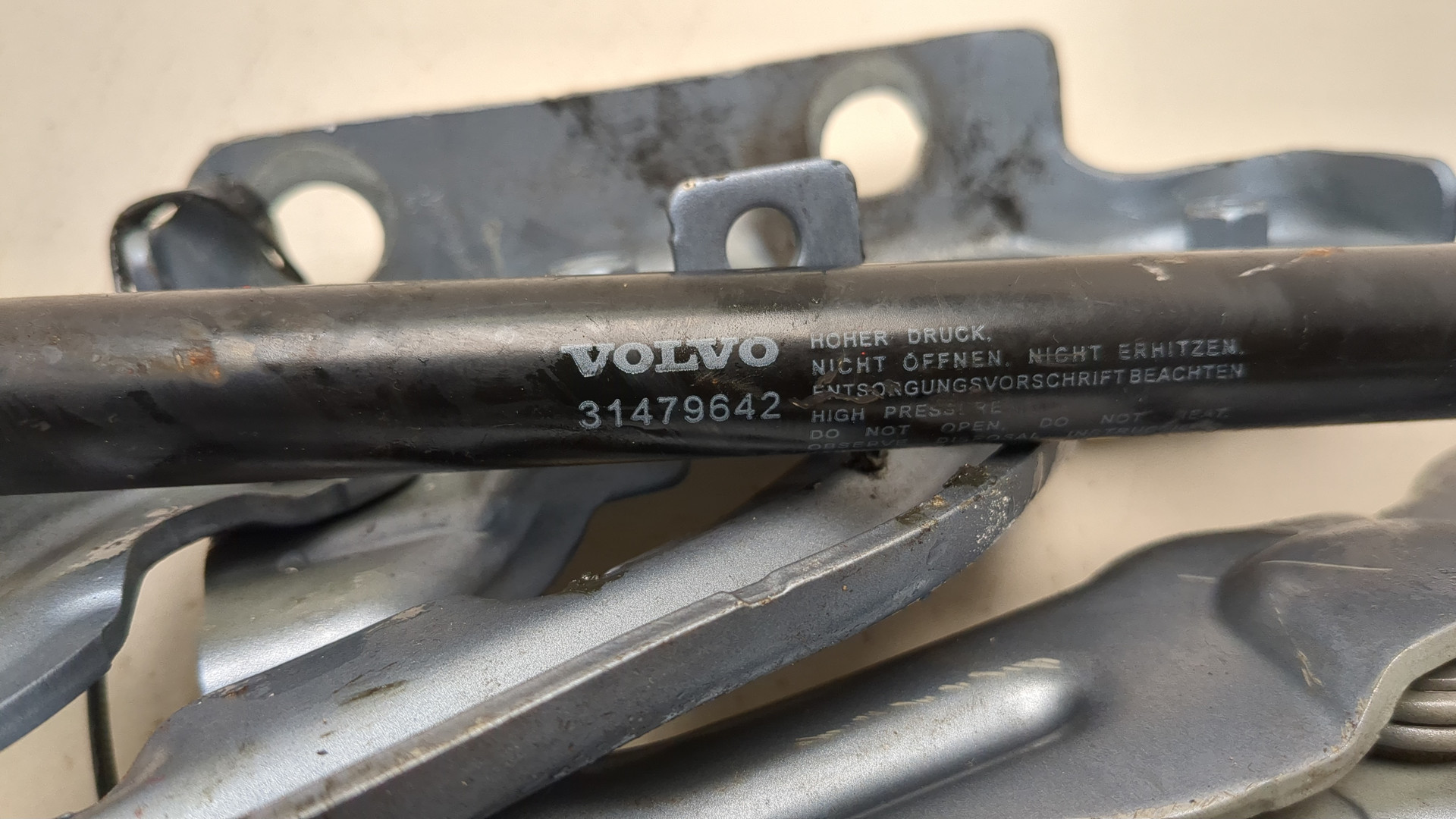 Петля капота левая