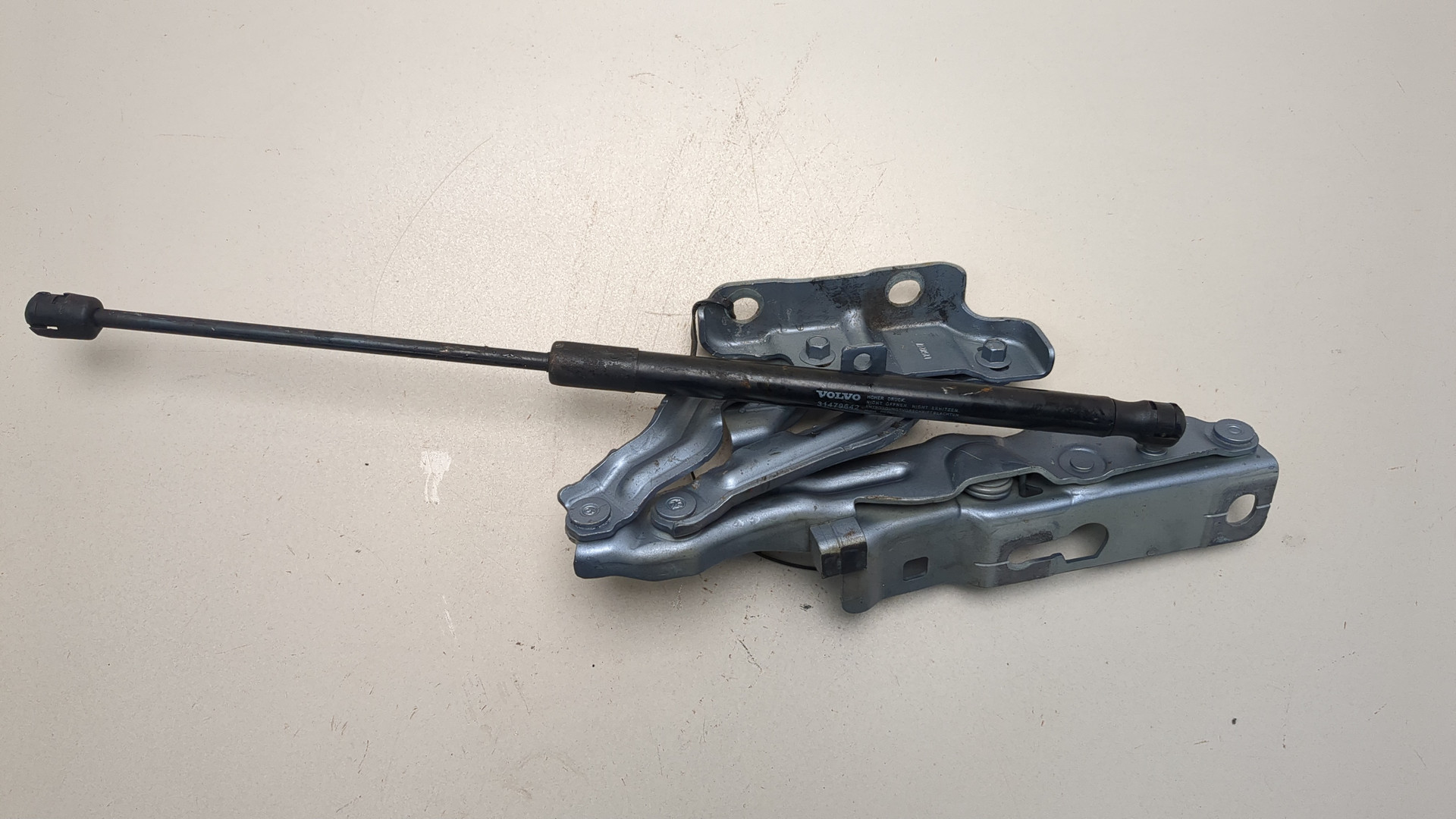 Петля капота левая