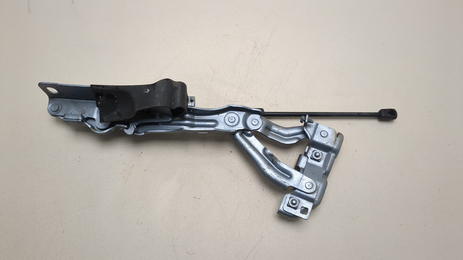 Петля капота правая