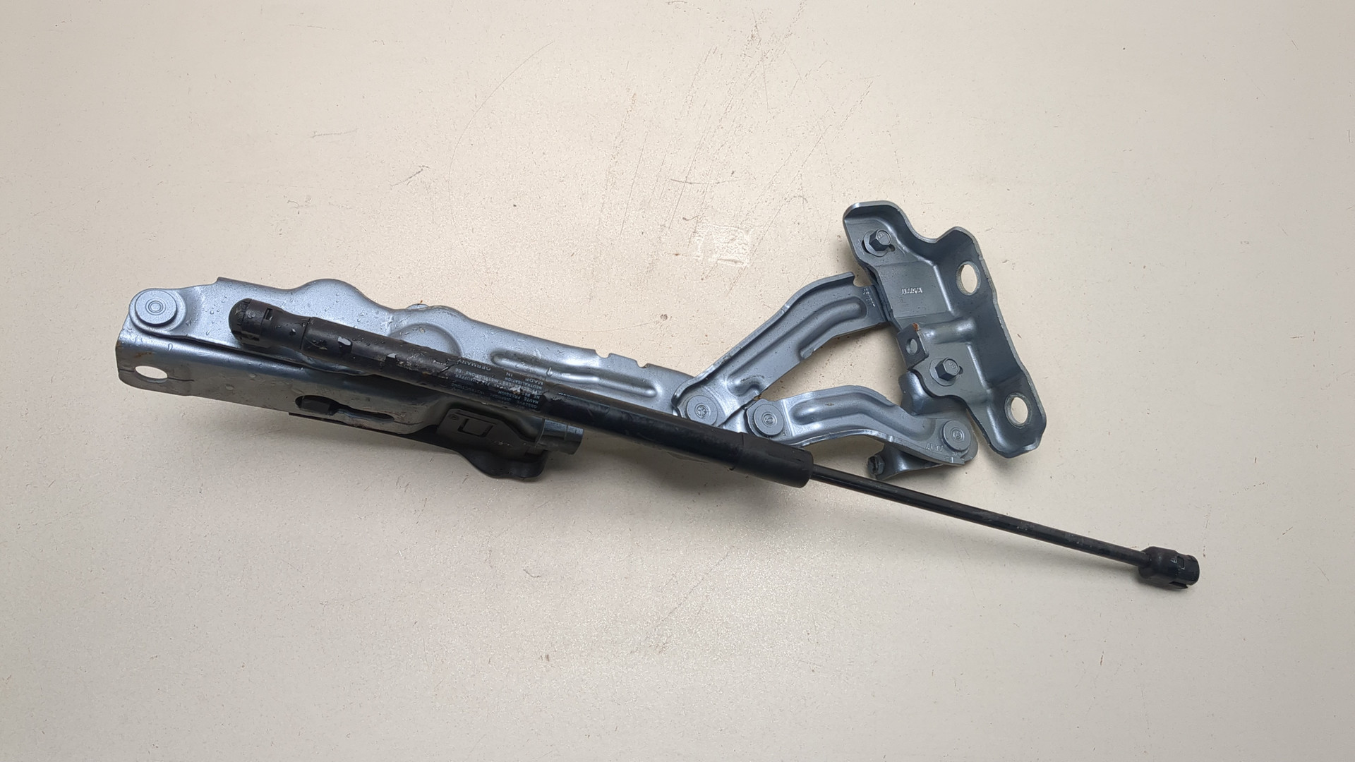 Петля капота правая