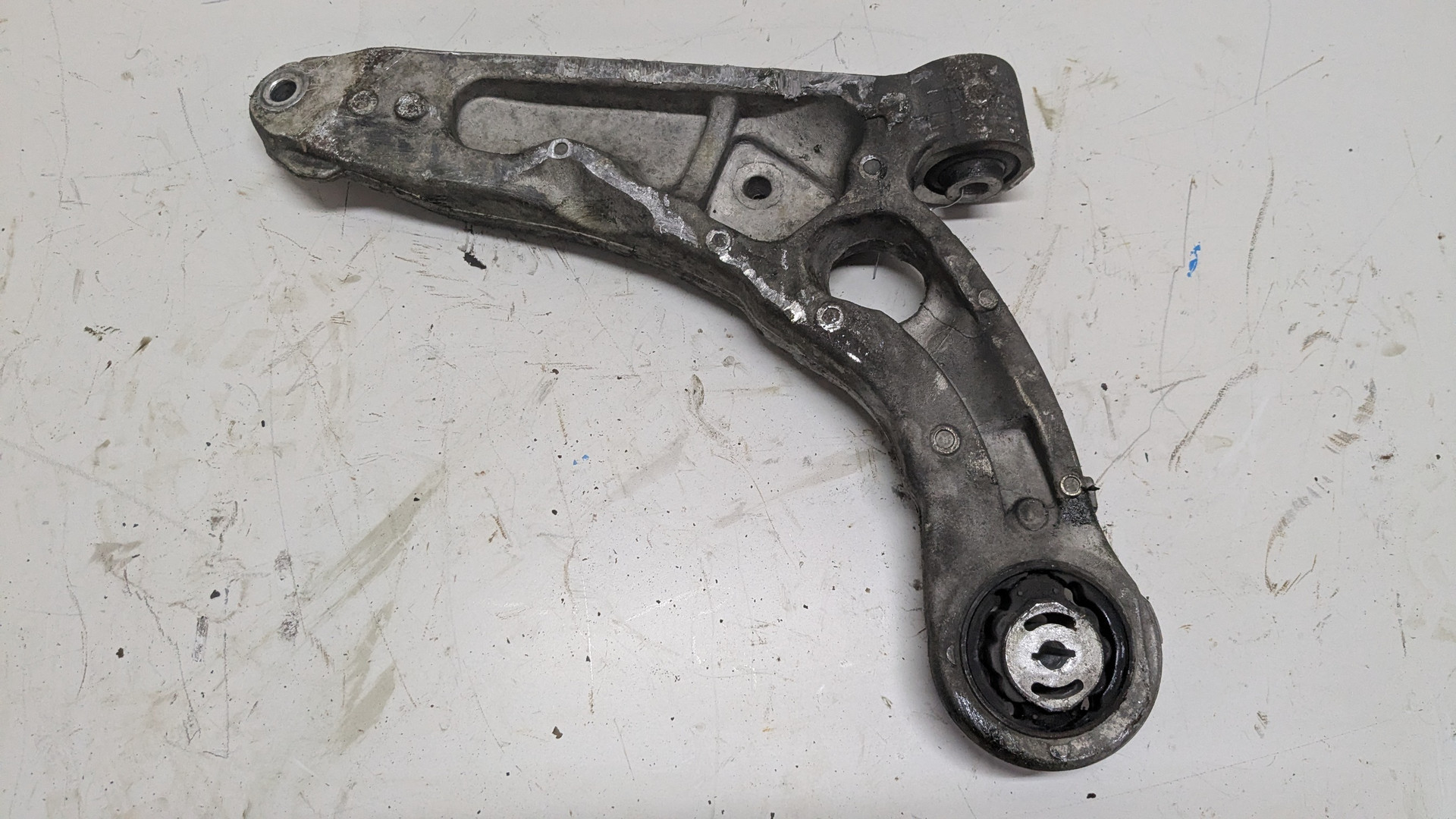 Рычаг передний правый