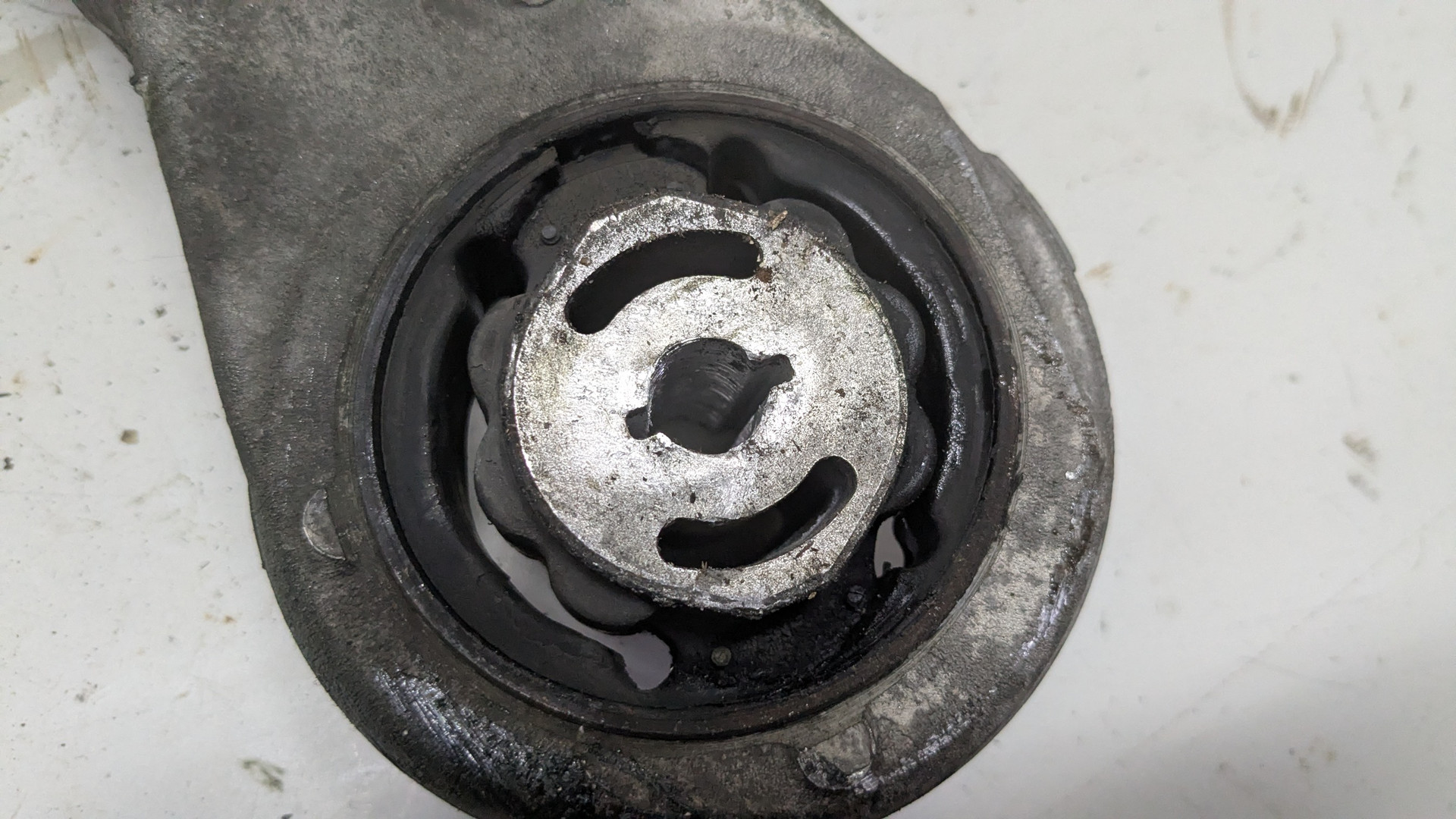 Рычаг передний правый