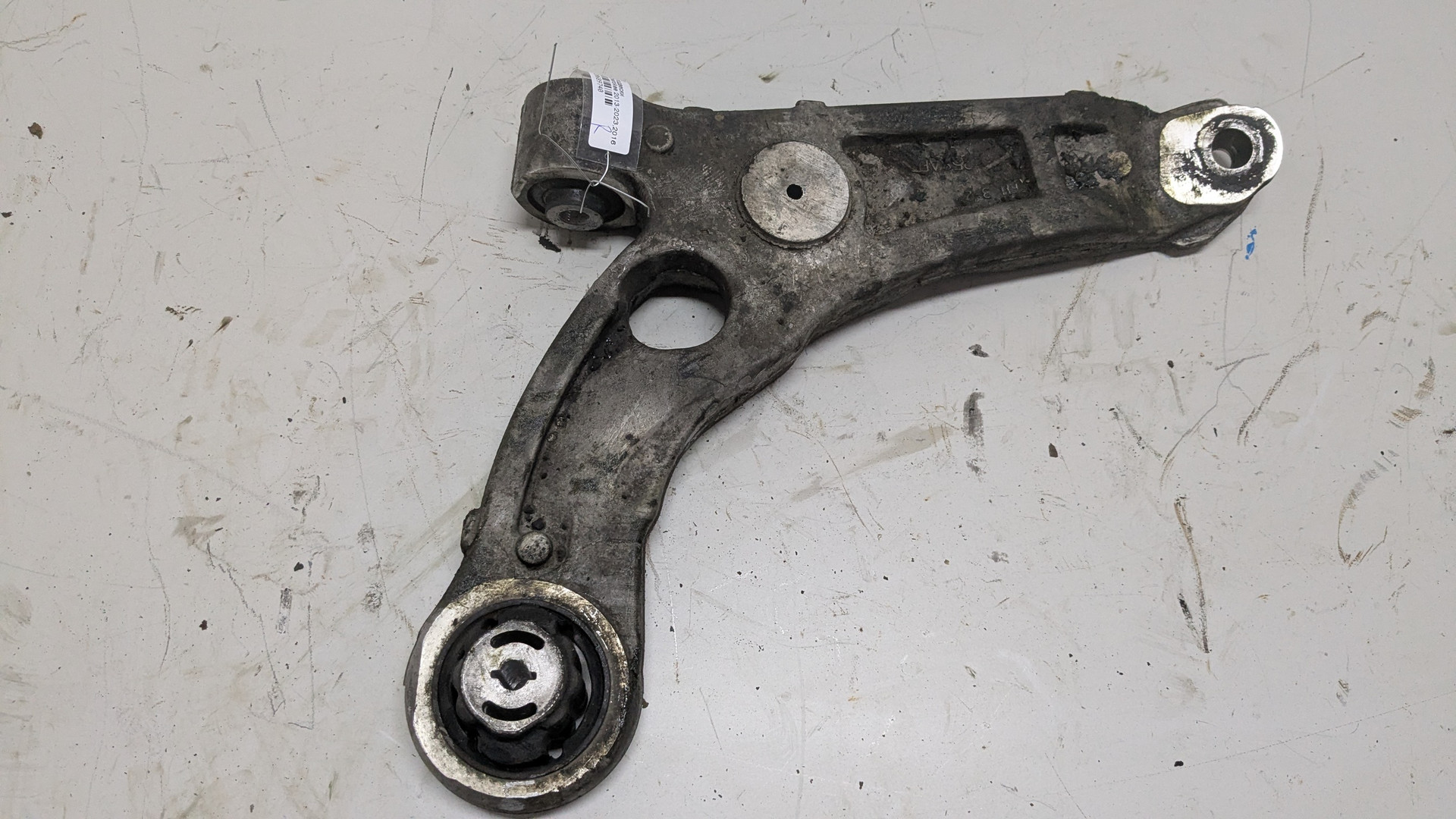 Рычаг передний правый