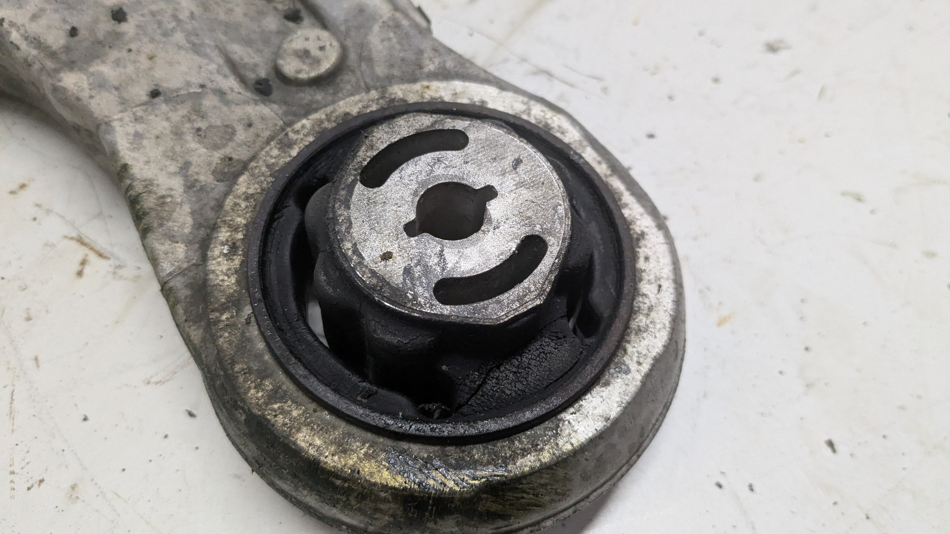 Рычаг передний левый