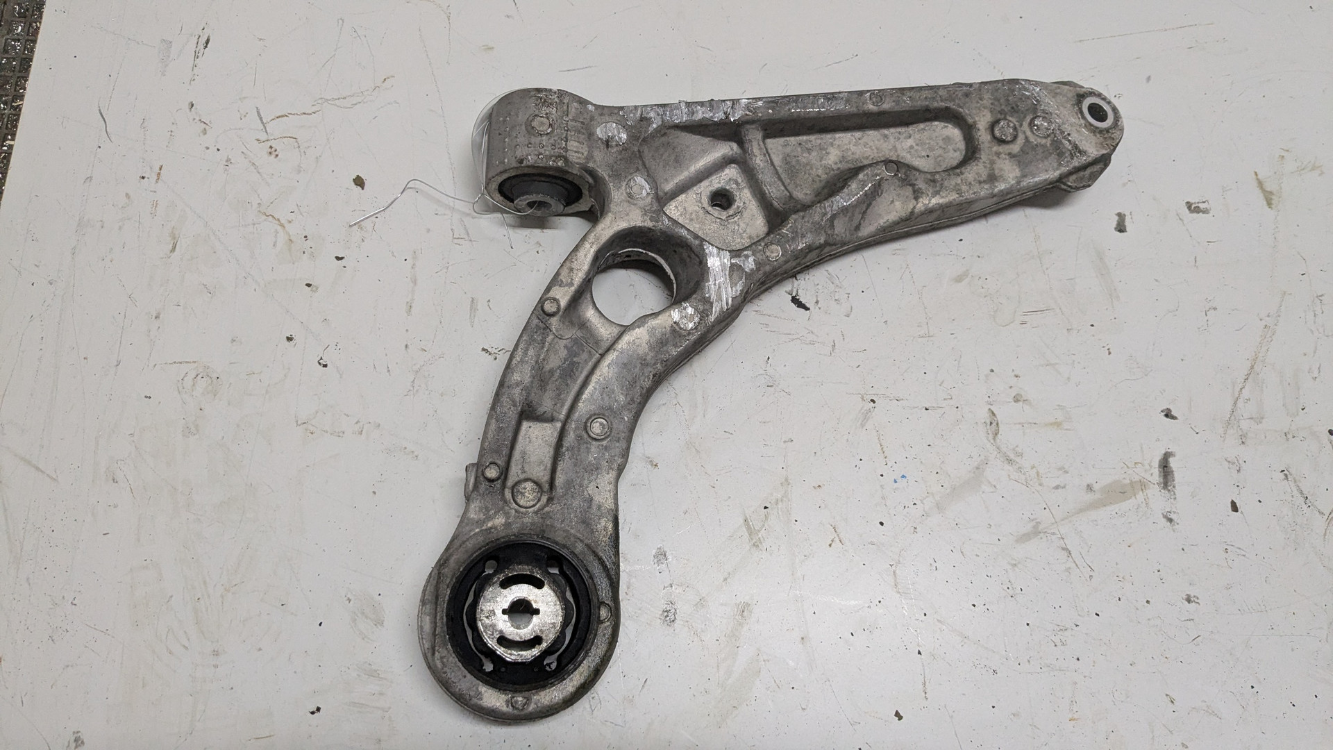 Рычаг передний левый